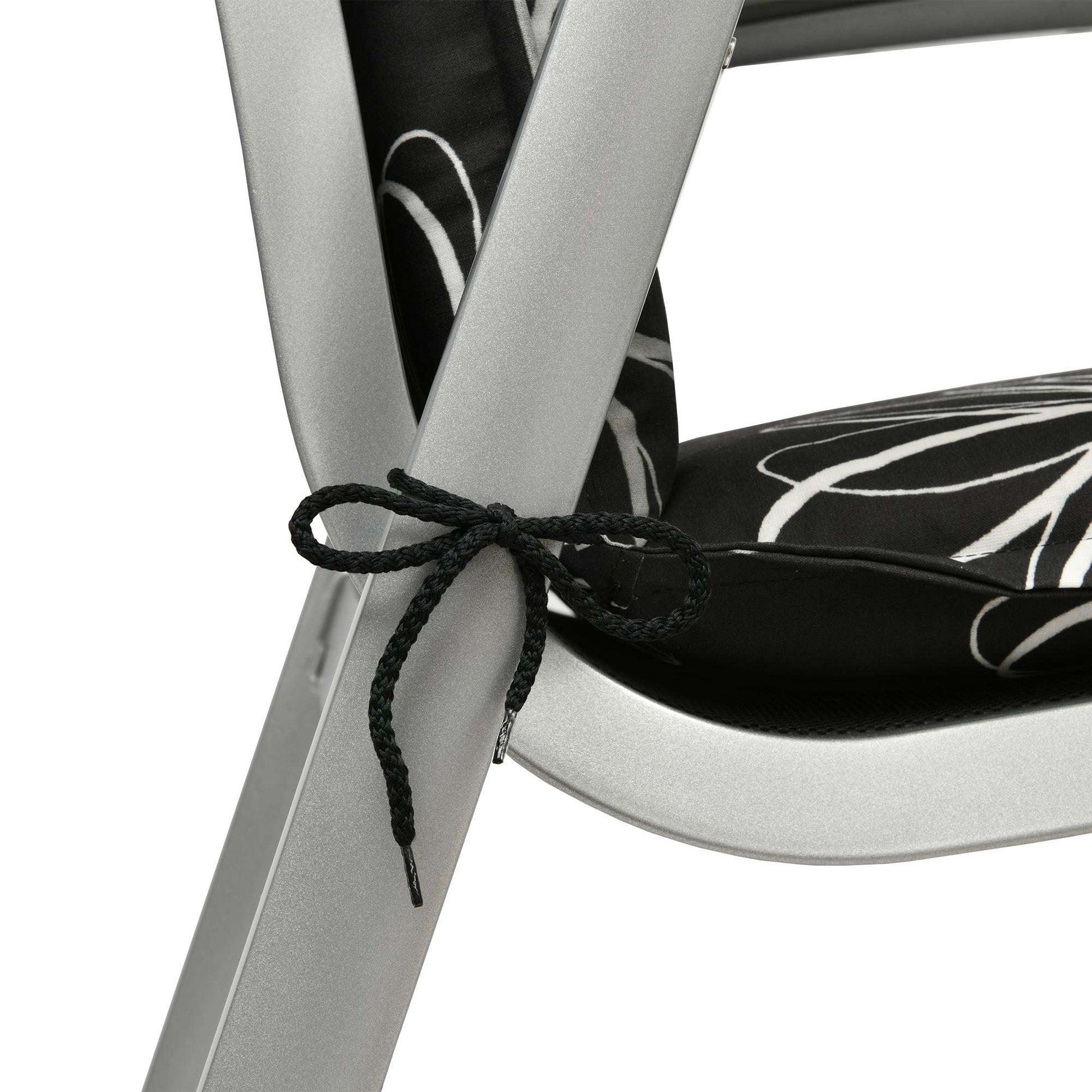Beautissu Hochlehner Auflagen 120x50x6 cm with secure fastening straps on garden chair.