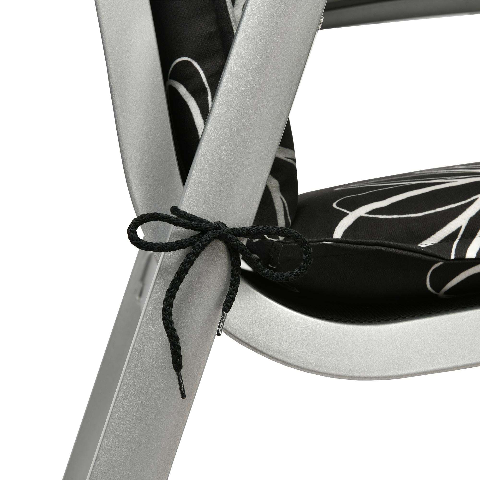 Beautissu Hochlehner Auflagen 120x50x6 cm with secure fastening straps on garden chair.
