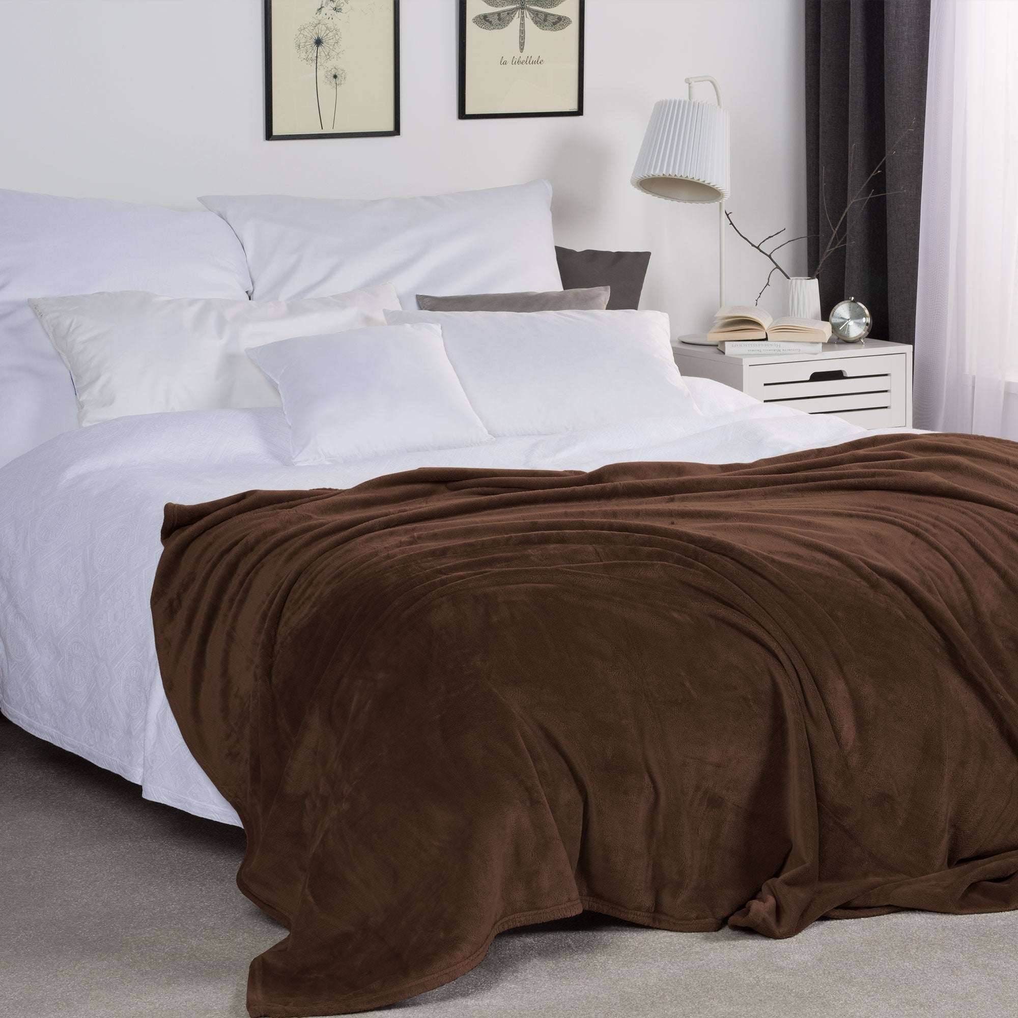 Beautissu XXL Kuscheldecke Aurelia 220x240cm in elegantem Design auf Bett drapiert.