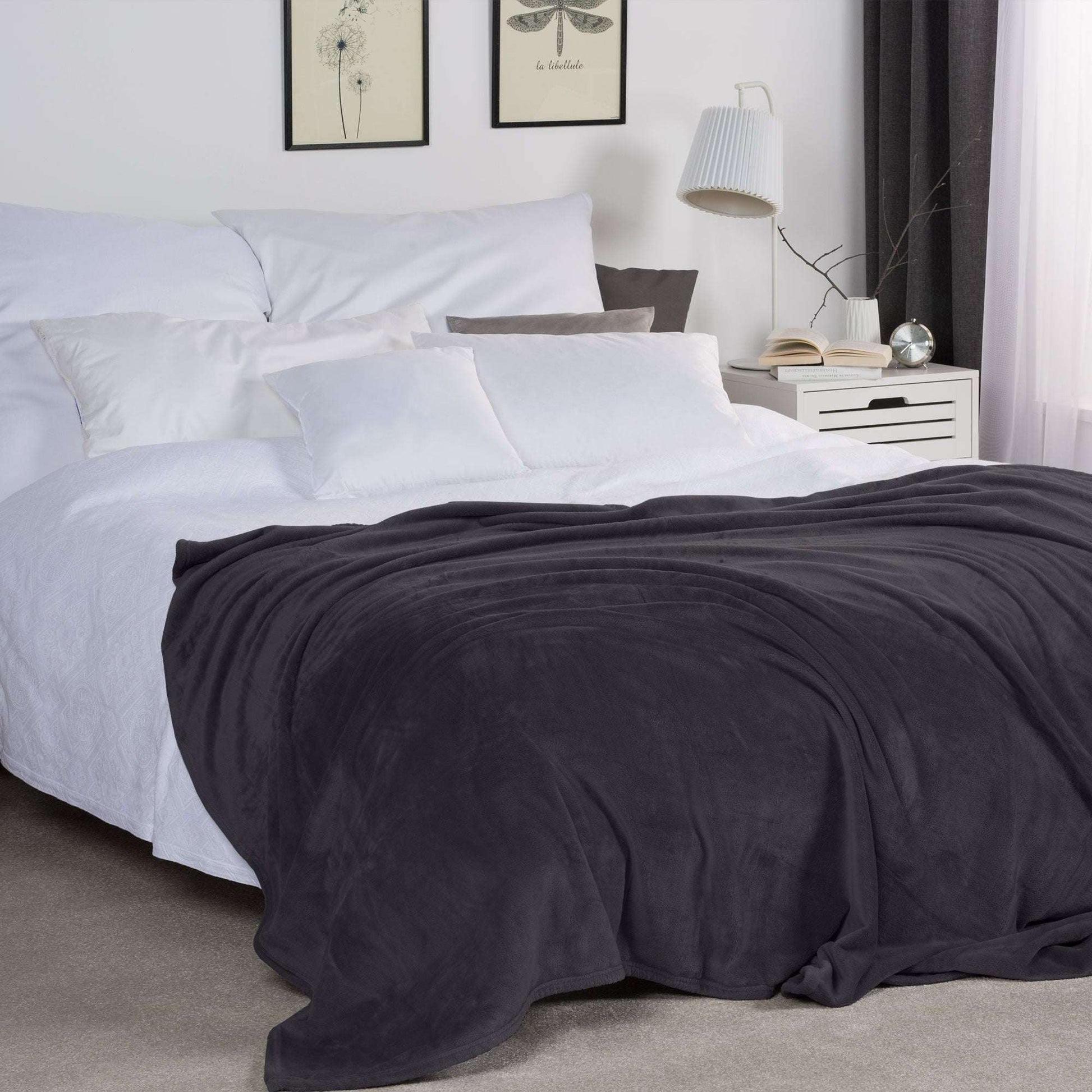 Beautissu XL Tagesdecke Kuscheldecke Aurelia 150x200cm in elegantem Schlafzimmer.