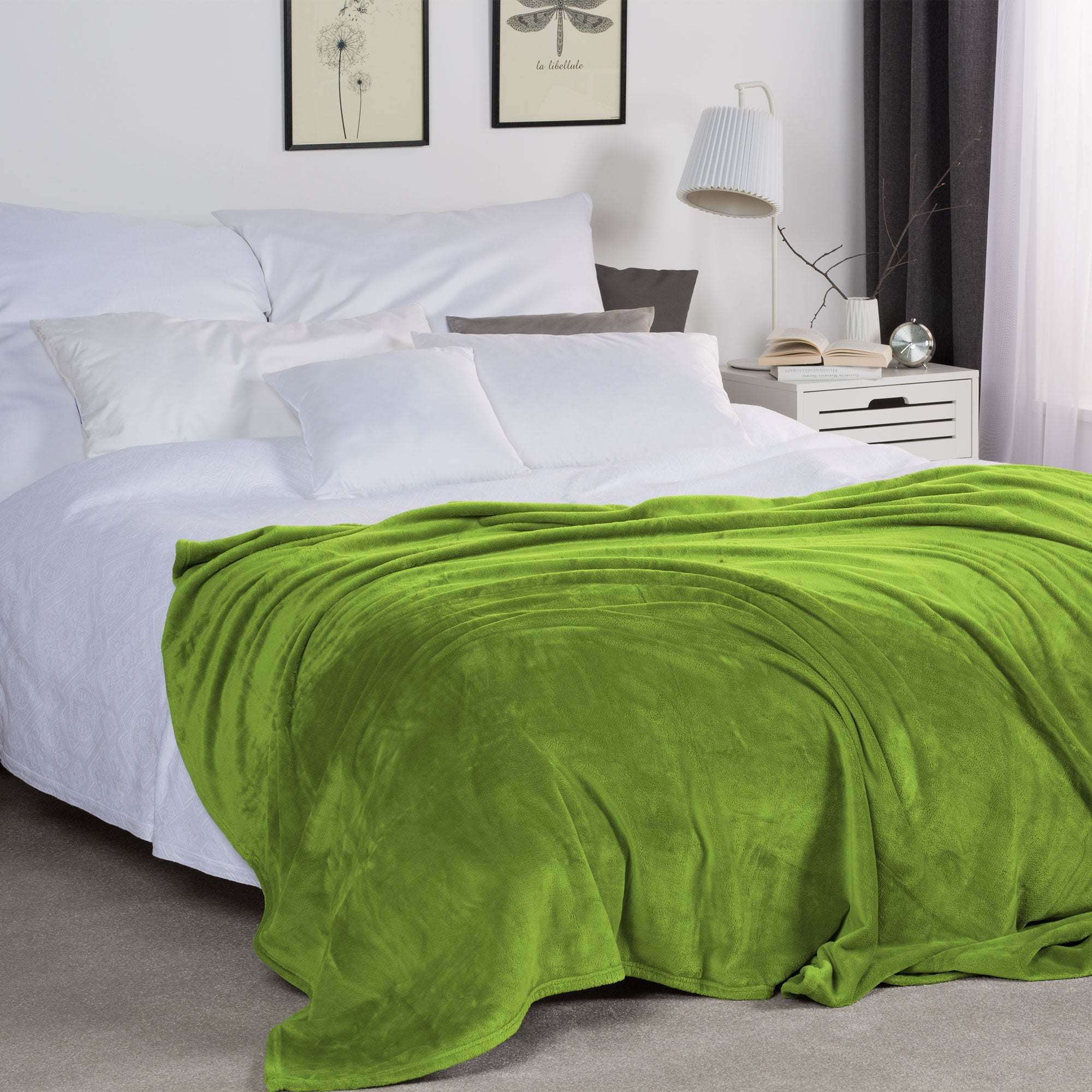 Beautissu XL Tagesdecke Kuscheldecke Aurelia 150x200cm in vibrant green on a bed in a cozy bedroom setting.