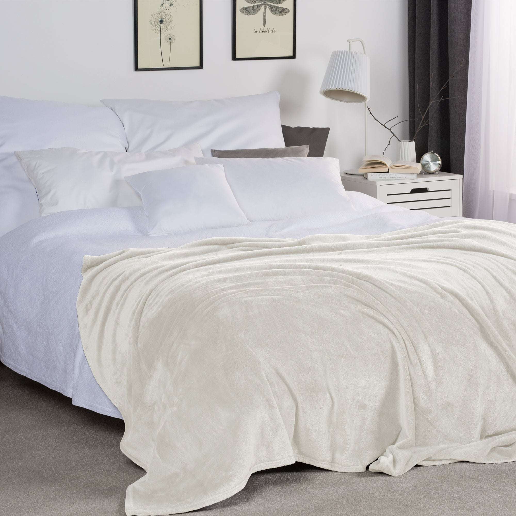 Beautissu XXL Tagesdecke Kuscheldecke Aurelia 220x240cm in elegantem Beige auf Bett liegend.