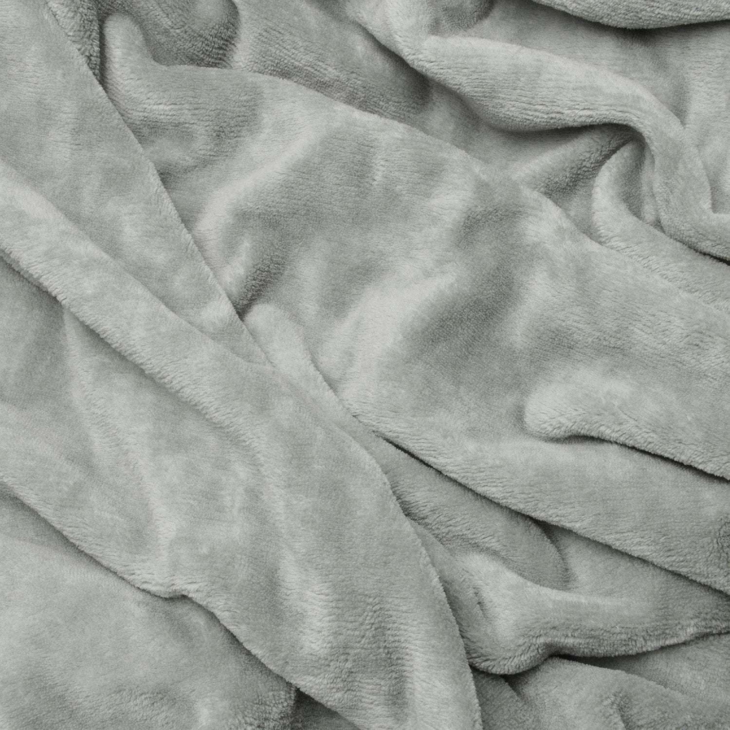Beautissu XL Tagesdecke Kuscheldecke Aurelia 150x200cm in soft grey coral-fleece fabric.