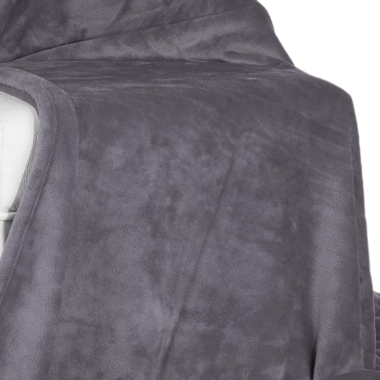 Beautissu XXL Tagesdecke Kuscheldecke Aurelia 220x240cm, coral-fleece, grey, on sofa.