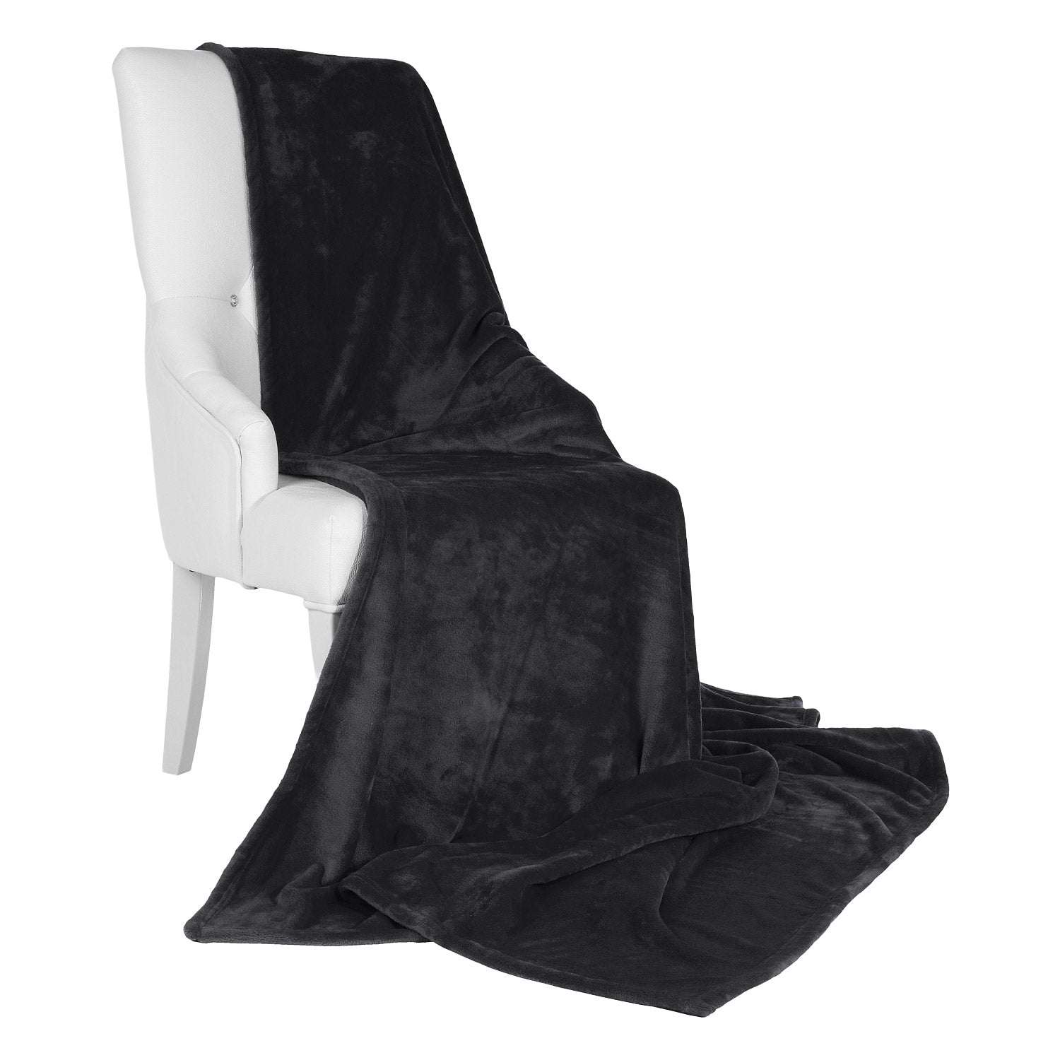 Beautissu XXL Tagesdecke Kuscheldecke Aurelia 220x240cm in elegantem Schwarz auf einem Sessel drapiert.