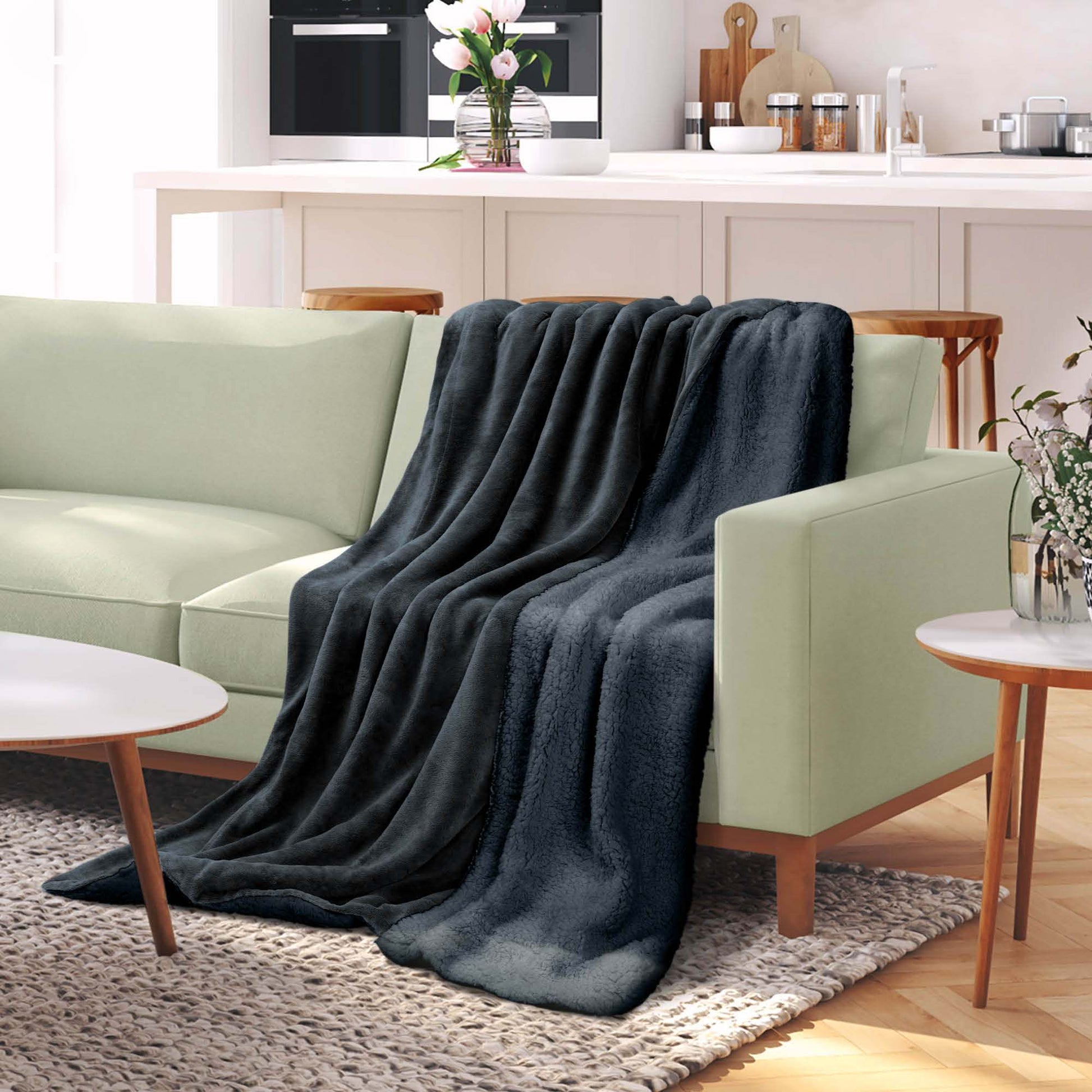 Plush Beautissu Sherpa Kuscheldecke Alina in living room setting, 150x200cm or 220x240cm, cozy microfiber blanket.