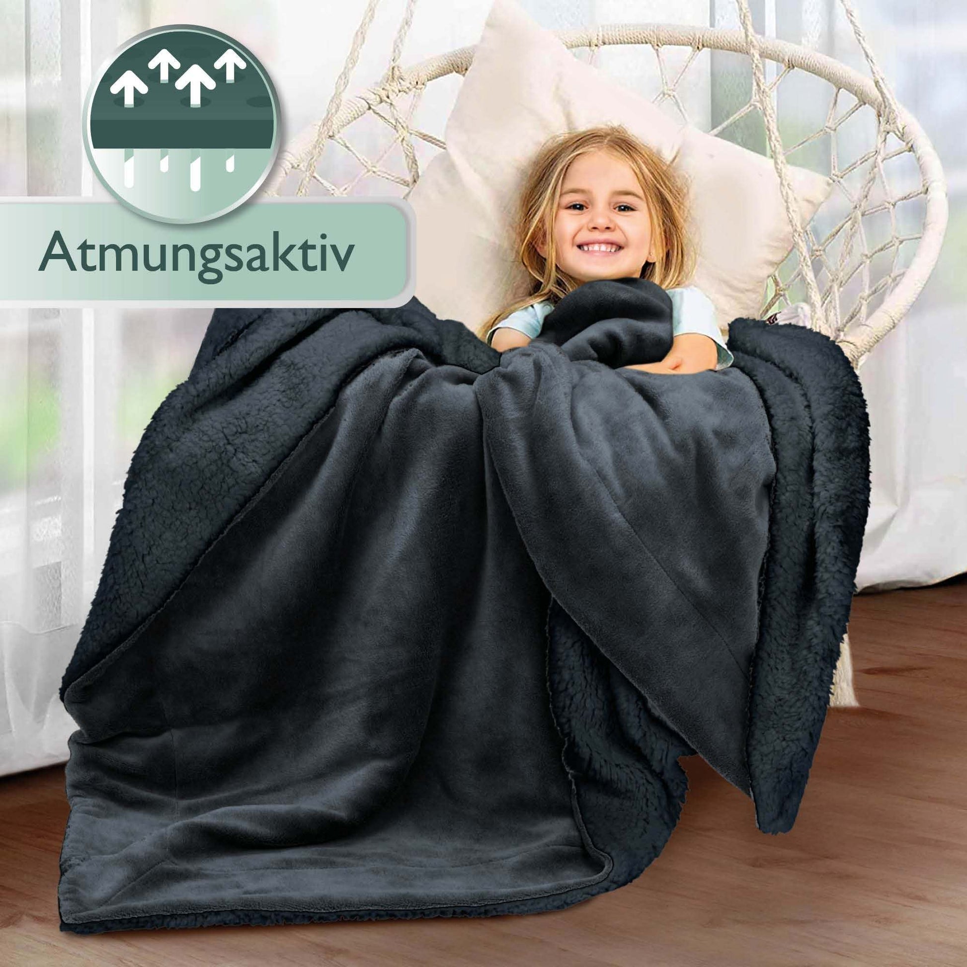 Beautissu Sherpa Kuscheldecke Alina in use, warm and cozy microfiber blanket in 150x200cm shown, dark color, breathable and suitable for sofa or bed.