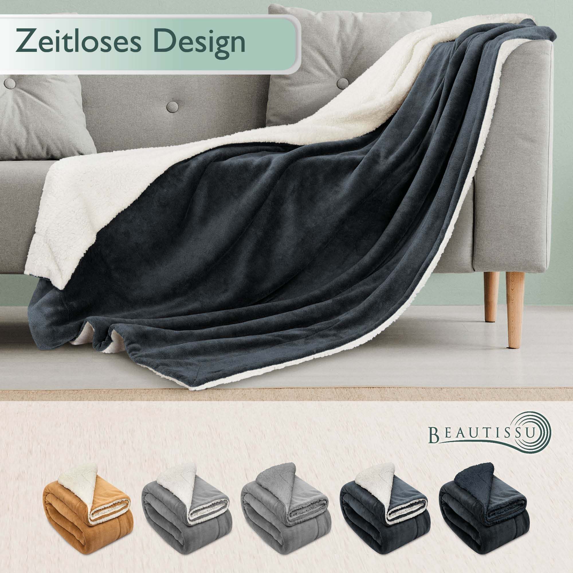 Beautissu Sherpa Kuscheldecke Alina in verschiedenen Farben drapiert auf Sofa, flauschig und pflegeleicht in Größen 150x200cm/220x240cm.