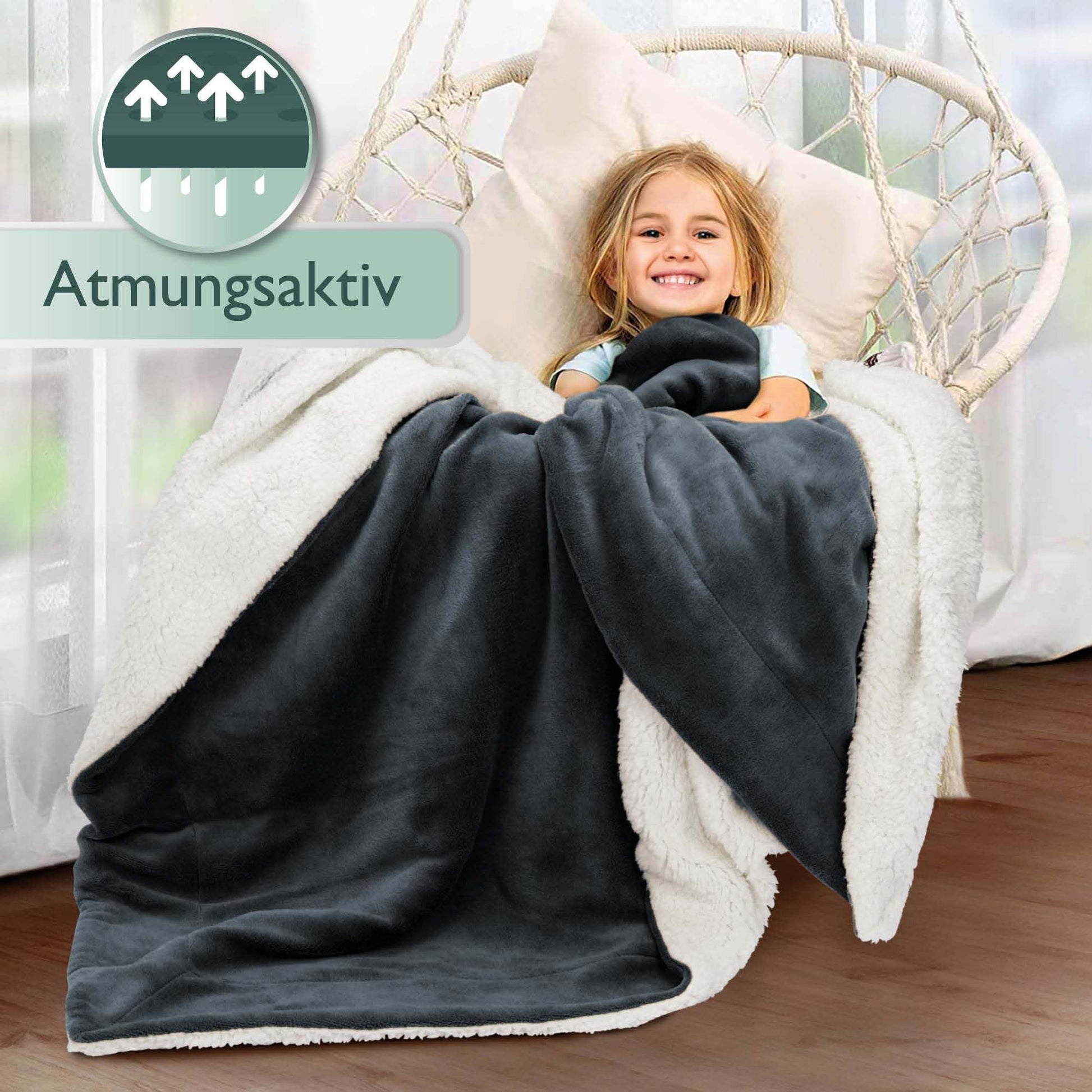 Child wrapped in Beautissu Sherpa Kuscheldecke Alina, cozy and warm microfiber polyester blanket, with breathable lamb-fleece look.