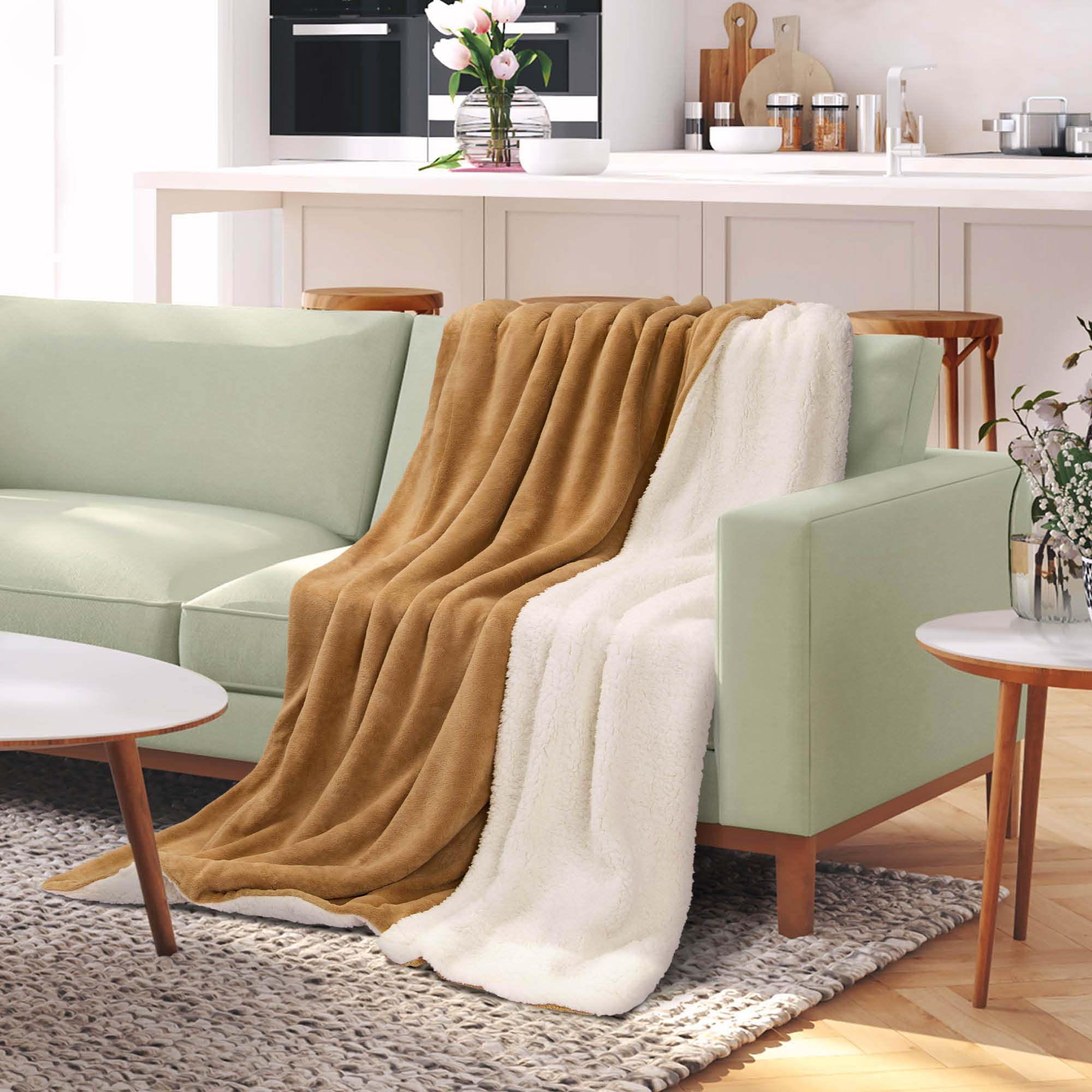 Beautissu Sherpa Kuscheldecke Alina on sofa, warm and cozy blanket in brown and white, size 150x200cm/220x240cm.