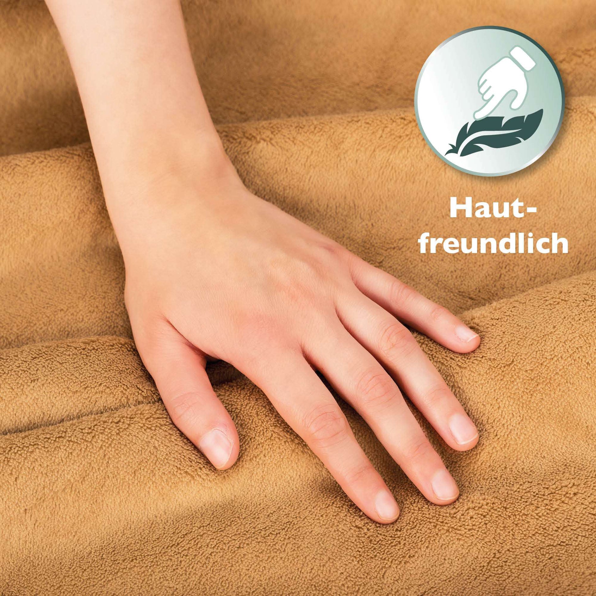 Soft hand touching skin-friendly fabric of Beautissu Sherpa Kuscheldecke Alina blanket.
