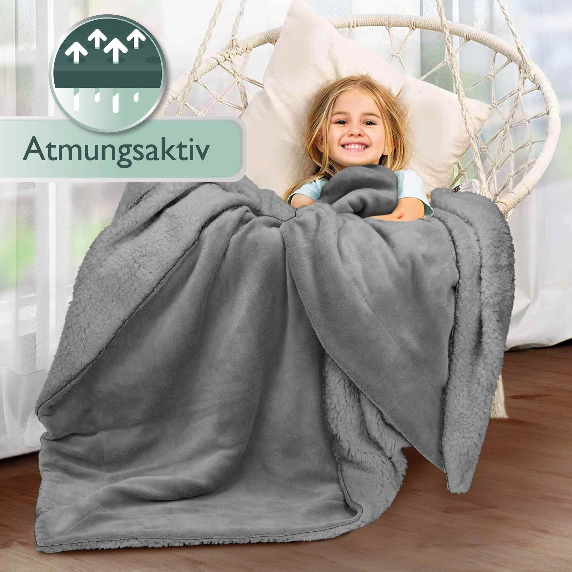 Beautissu Sherpa Kuscheldecke Alina in gray, cozy and warm with lambskin-look, suitable as blanket or sofa cover, available in sizes 150x200cm and 220x240cm.