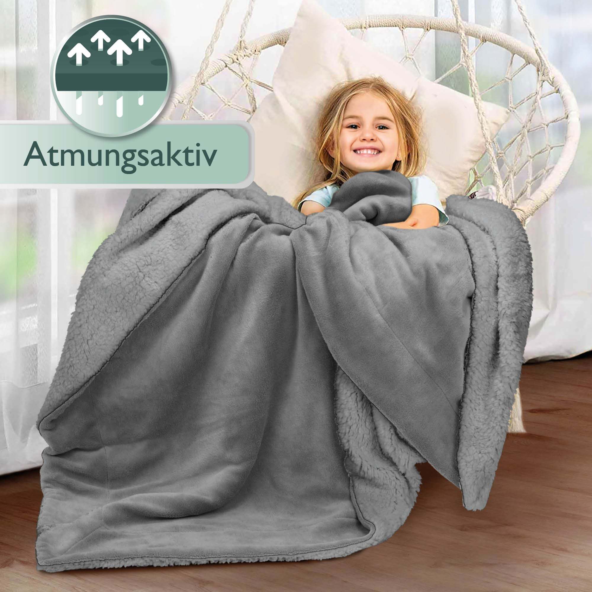 Beautissu Sherpa Kuscheldecke Alina in gray, cozy and warm with lambskin-look, suitable as blanket or sofa cover, available in sizes 150x200cm and 220x240cm.