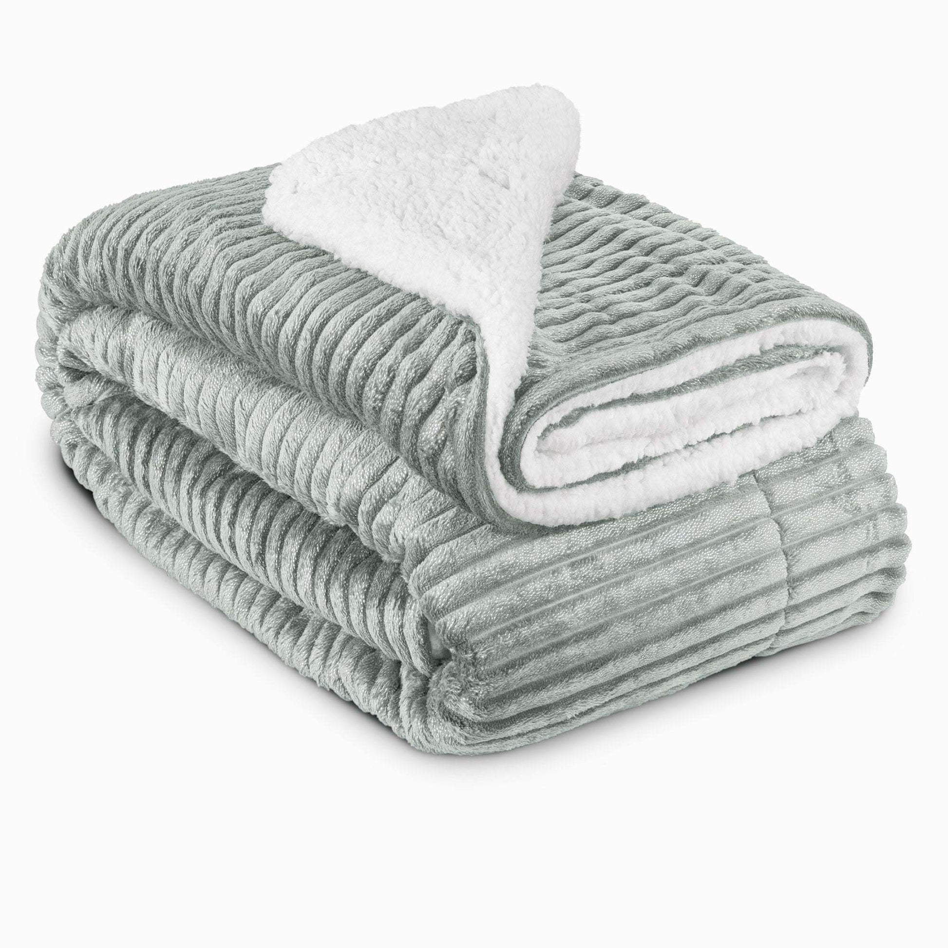 Beautissu Sherpa Kuscheldecke Elisa, extra flauschig, grün, 100% Polyester, 150x200cm/220x240cm.