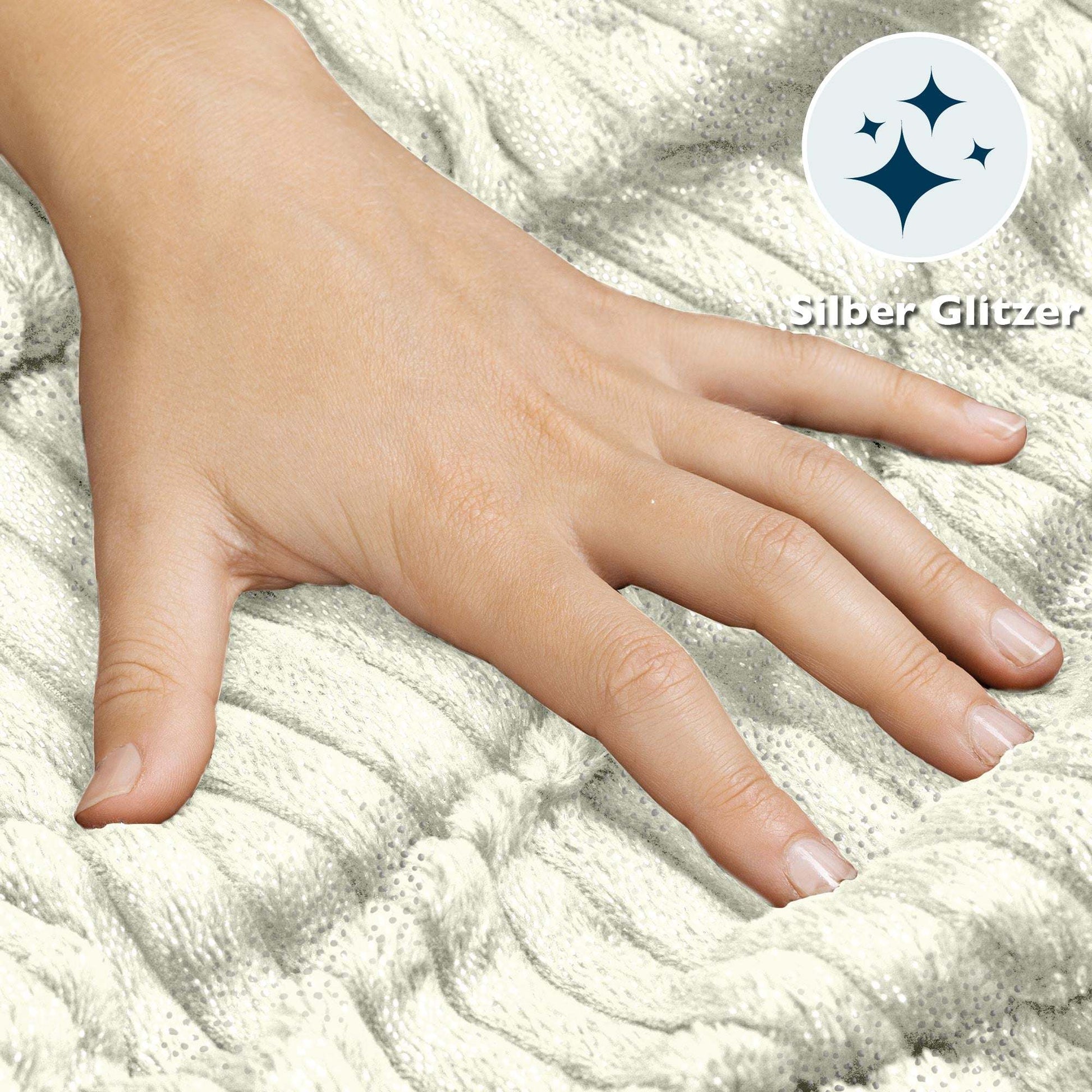 Hand touching flauschige Beautissu Sherpa Decke Elisa auf weichem Stoff, Silber Glitzer Details sichtbar.