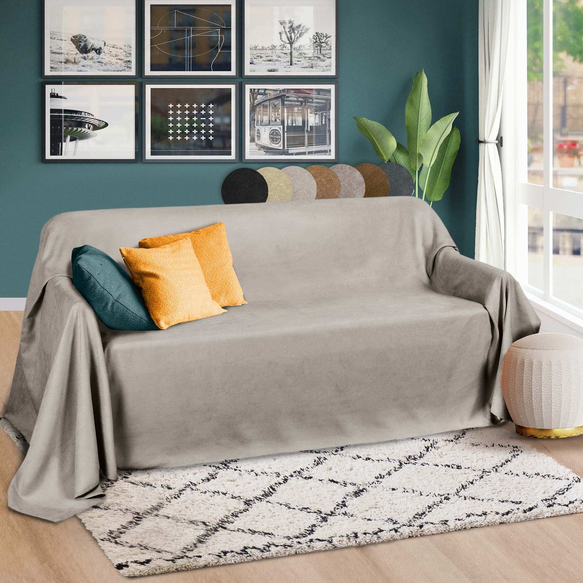 Beautissu Tagesdecke Sofaüberwurf Romantica in Wildlederoptik, 210x280cm, graue Decke auf Sofa im modern eingerichteten Wohnzimmer.