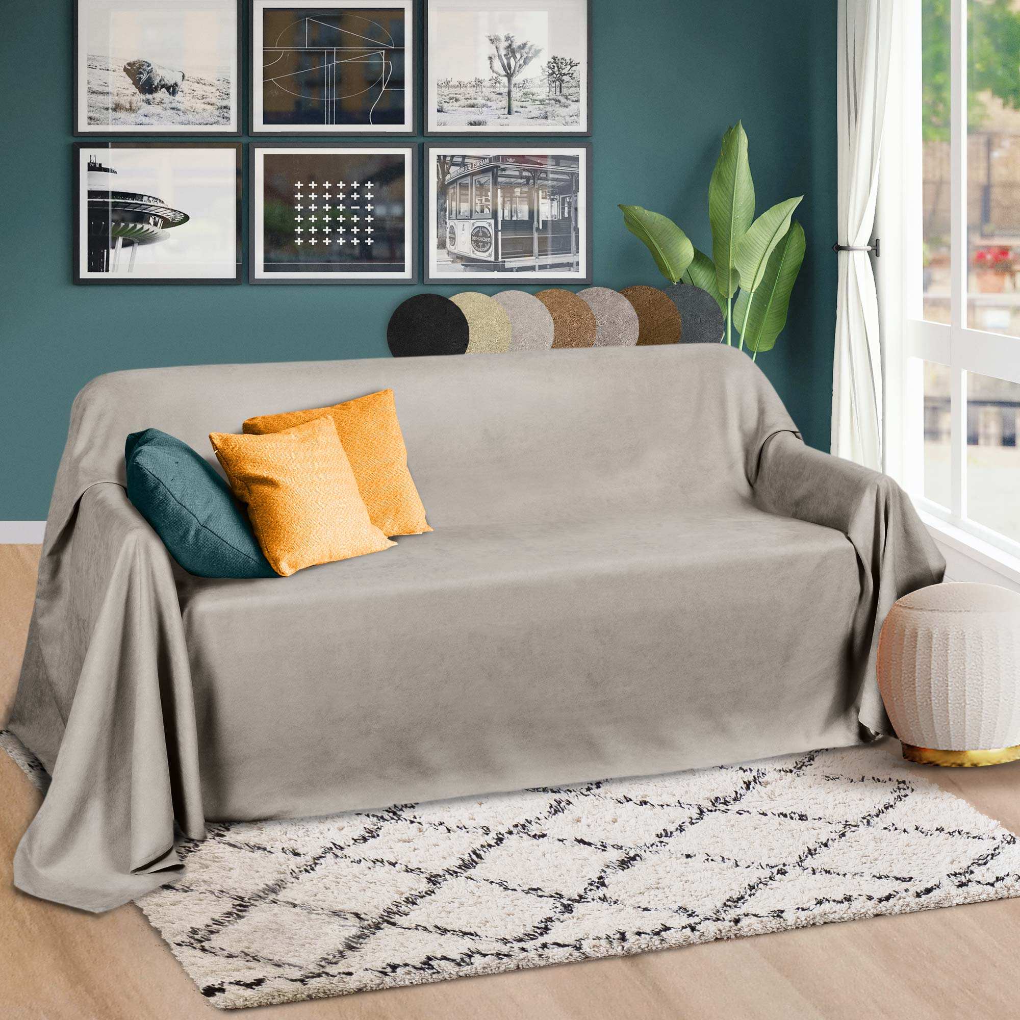 Beautissu Tagesdecke Sofaüberwurf Romantica in Wildlederoptik, 210x280cm, graue Decke auf Sofa im modern eingerichteten Wohnzimmer.