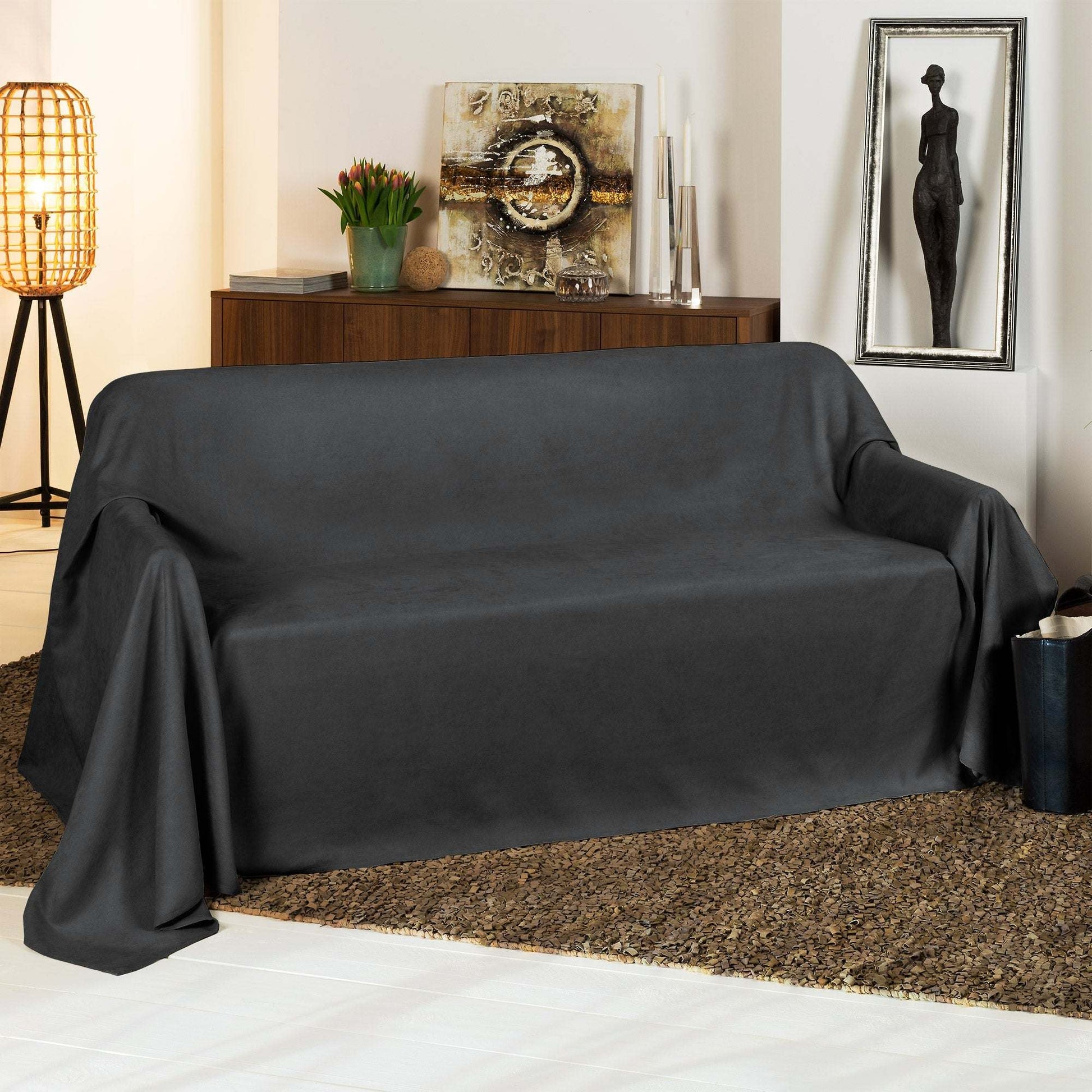 Beautissu Tagesdecke Sofaüberwurf Romantica in Wildlederoptik drapiert auf einem Sofa, 210x280cm.