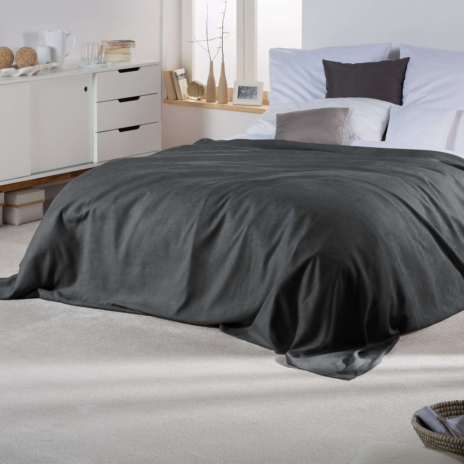 Beautissu Tagesdecke Romantica Wildlederoptik 210x280cm on bed, elegant and versatile sofa or bed cover in modern design.