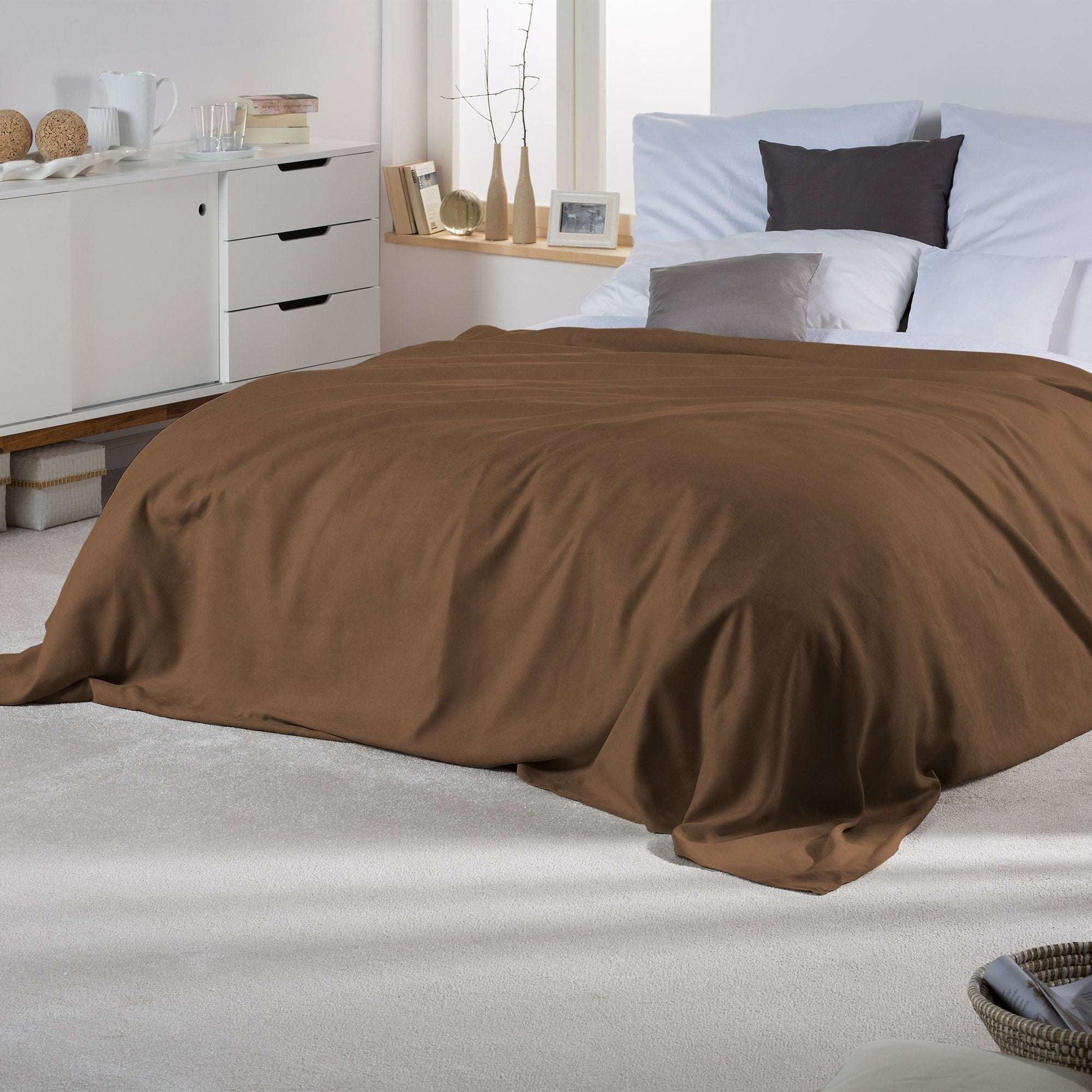 Beautissu Tagesdecke Sofaüberwurf Romantica in Wildlederoptik 210x280cm on bed.