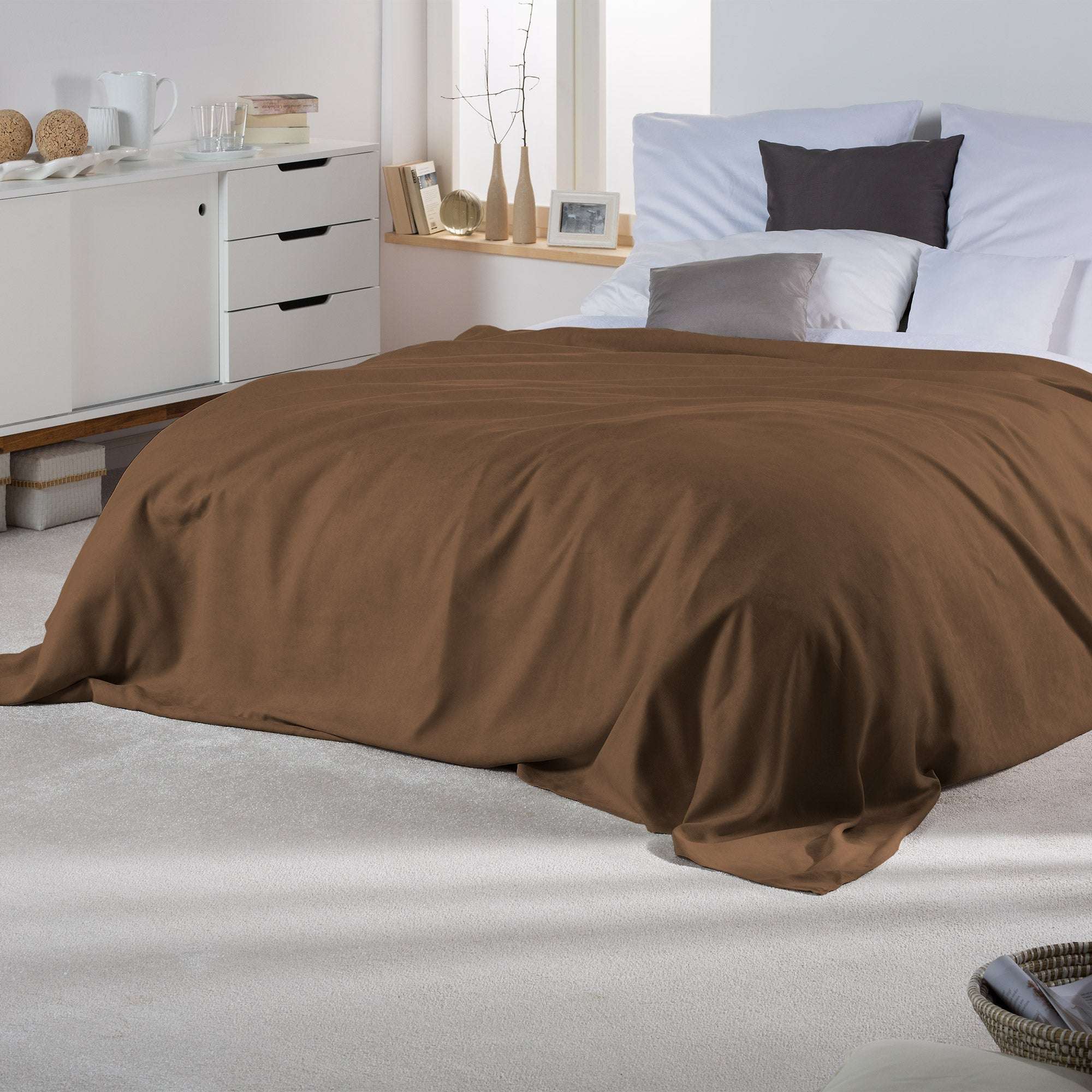 Beautissu Tagesdecke Sofaüberwurf Romantica in Wildlederoptik 210x280cm on bed.