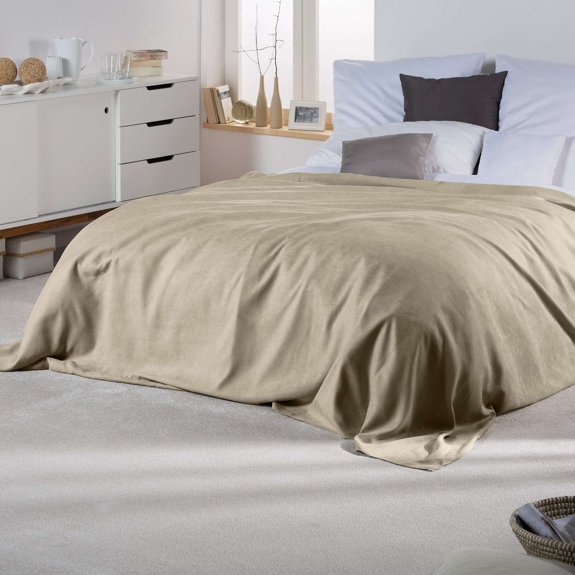 Beautissu Sofaüberwurf Romantica in Wildlederoptik, 210x280cm, beige, auf Bett drapiert.