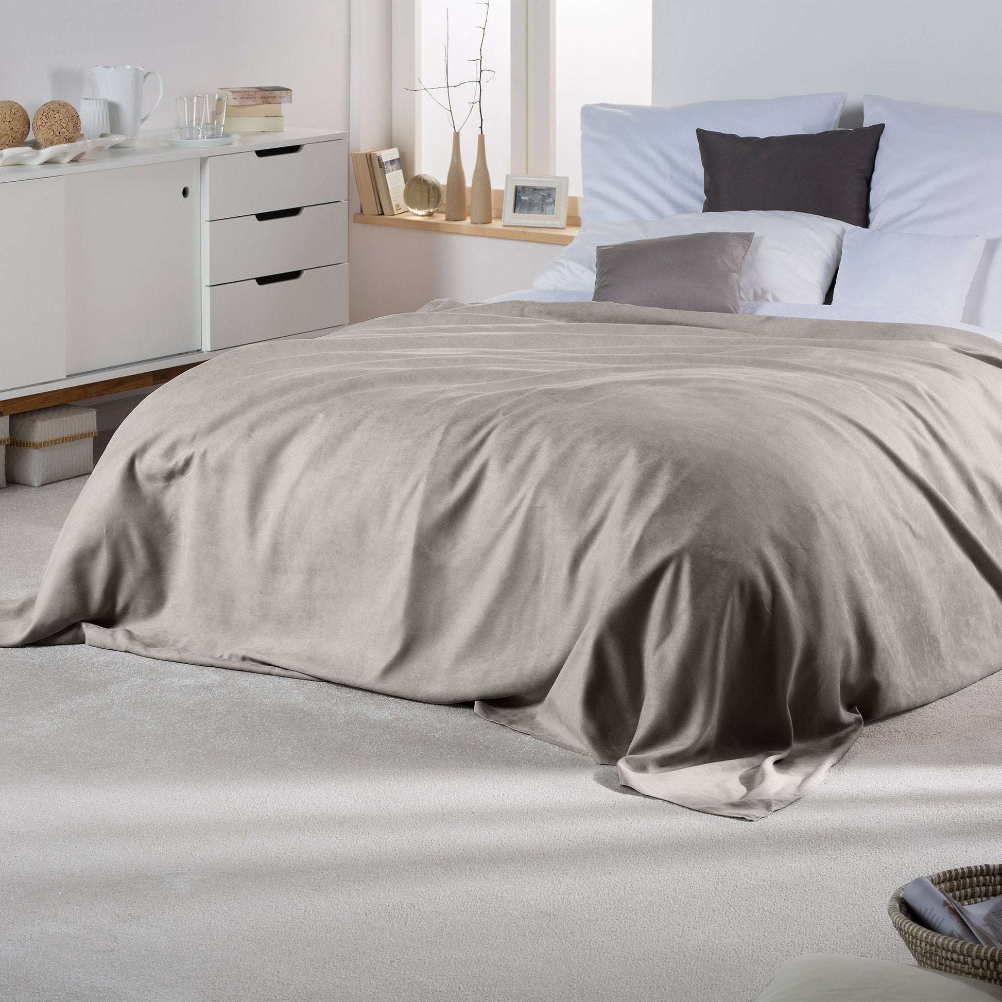 Beautissu Tagesdecke Sofaüberwurf Romantica in Wildlederoptik 210x280cm on bed.