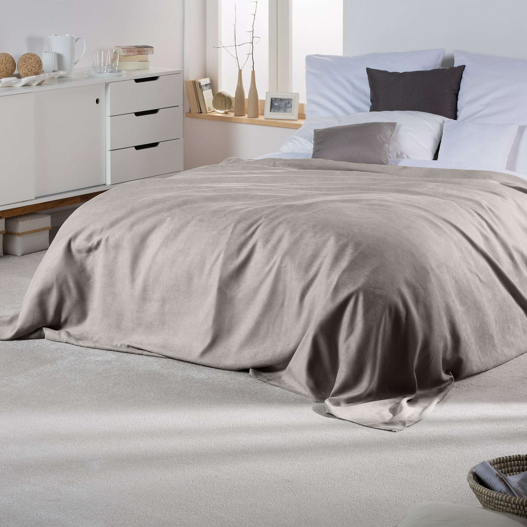 Beautissu Tagesdecke Sofaüberwurf Romantica in Wildlederoptik 210x280cm on bed.