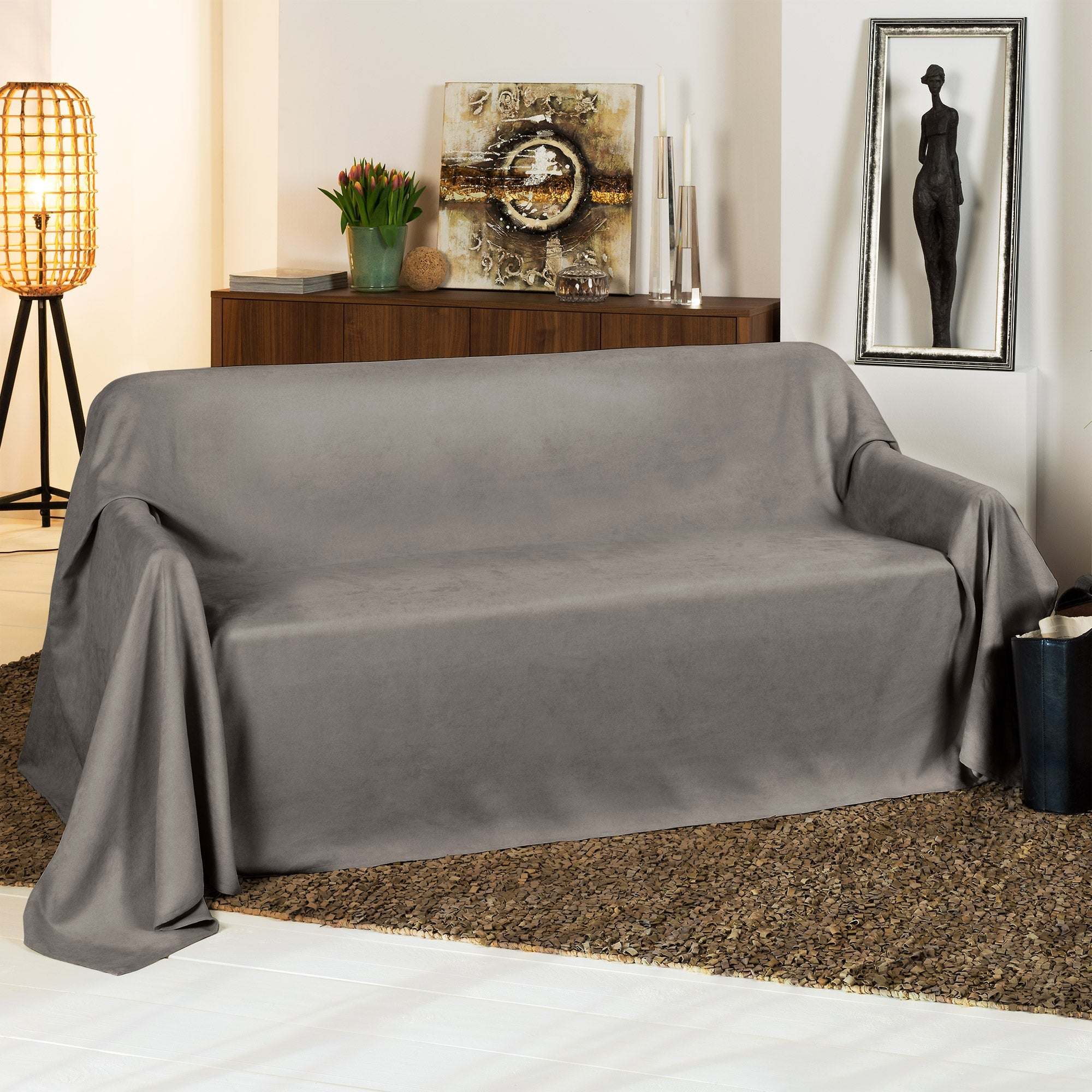 Beautissu Tagesdecke Sofaüberwurf Romantica in Wildlederoptik 210x280cm covering a sofa in a stylish living room setting.