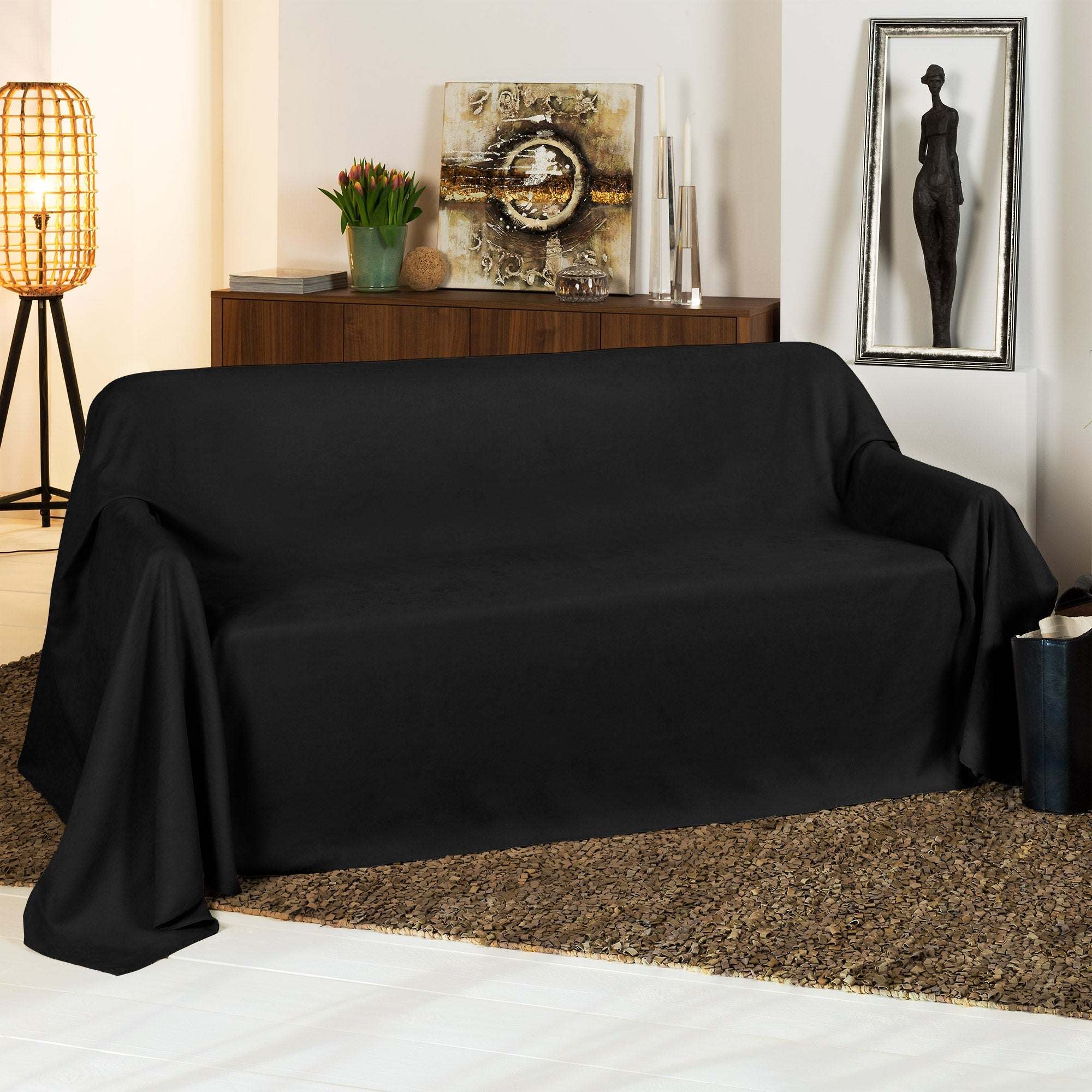 Beautissu Tagesdecke Sofaüberwurf Romantica in Wildlederoptik drapiert auf einem Sofa, 210x280cm.