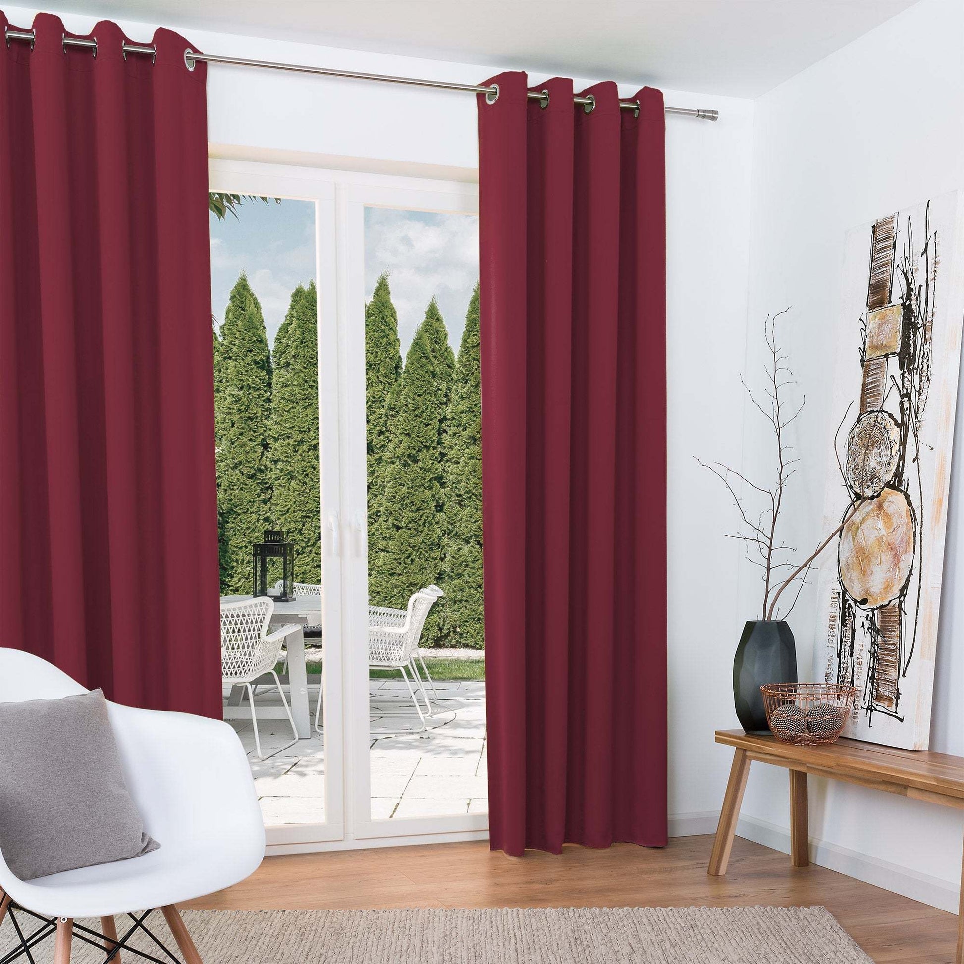 Beautissu Ösenschal Amelie blackout curtains in red, featuring easy eyelet hanging on a curtain rod in a modern living room.
