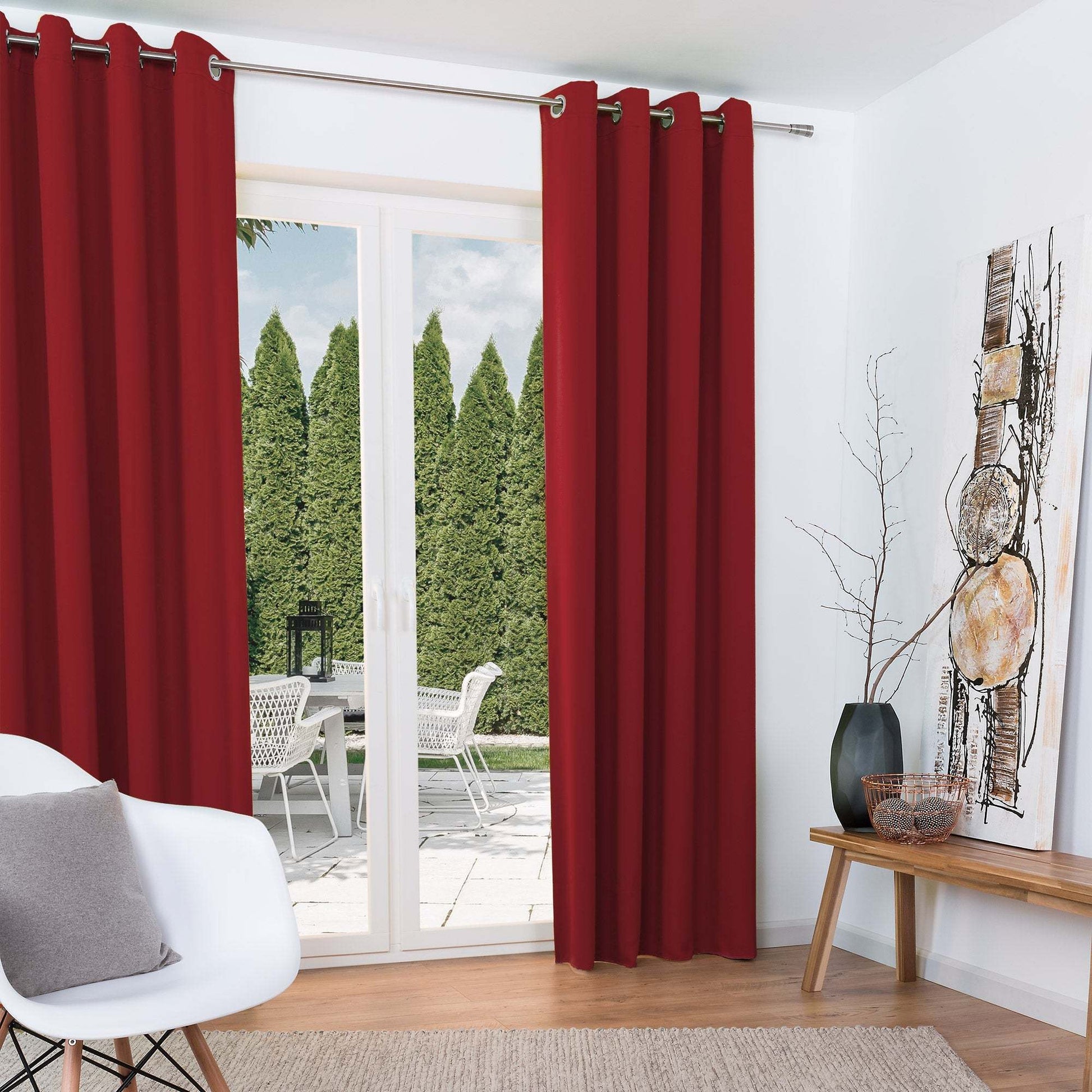 Beautissu Ösenschal Amelie blackout curtains in red, featuring light-blocking polyester fabric with eyelet design, hanging in a modern living room setting.