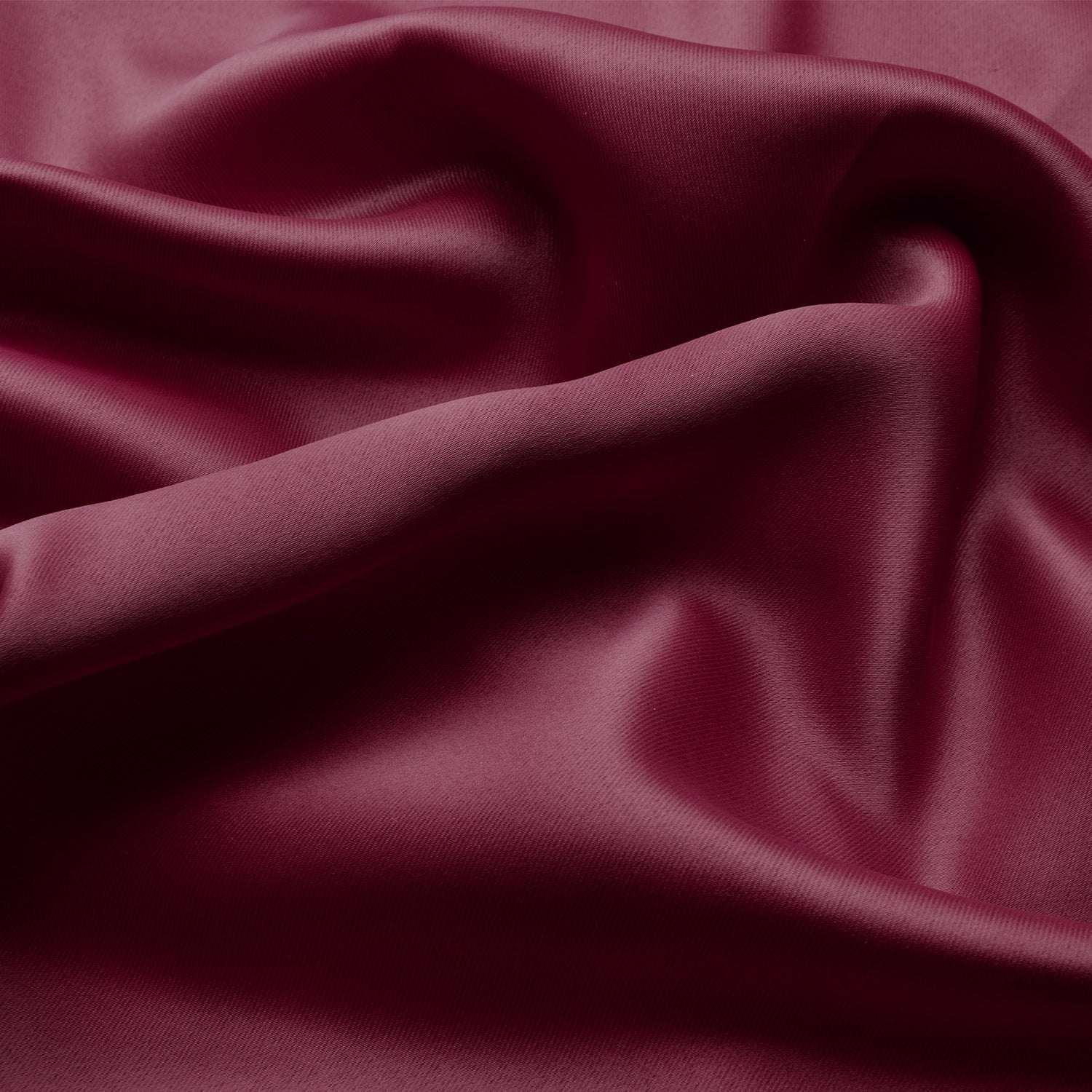Beautissu Ösenschal Amelie blackout curtains in rich red fabric with elegant sheen and soft texture.