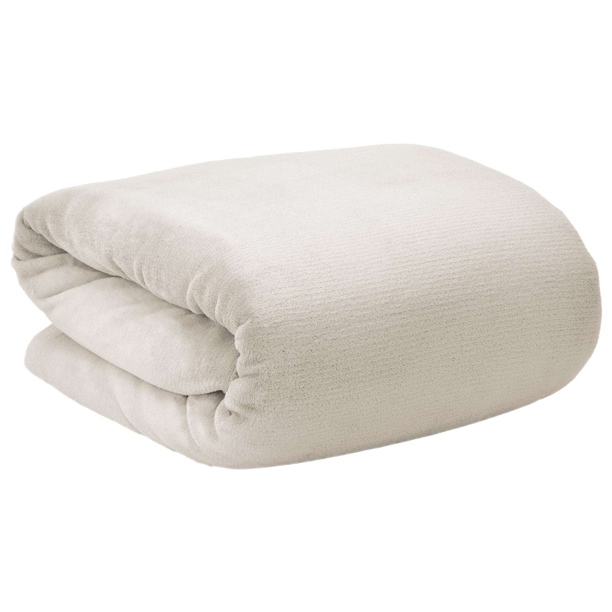 Beautissu XXL Tagesdecke Kuscheldecke Aurelia 220x240cm, soft beige Coral-Fleece blanket folded neatly.