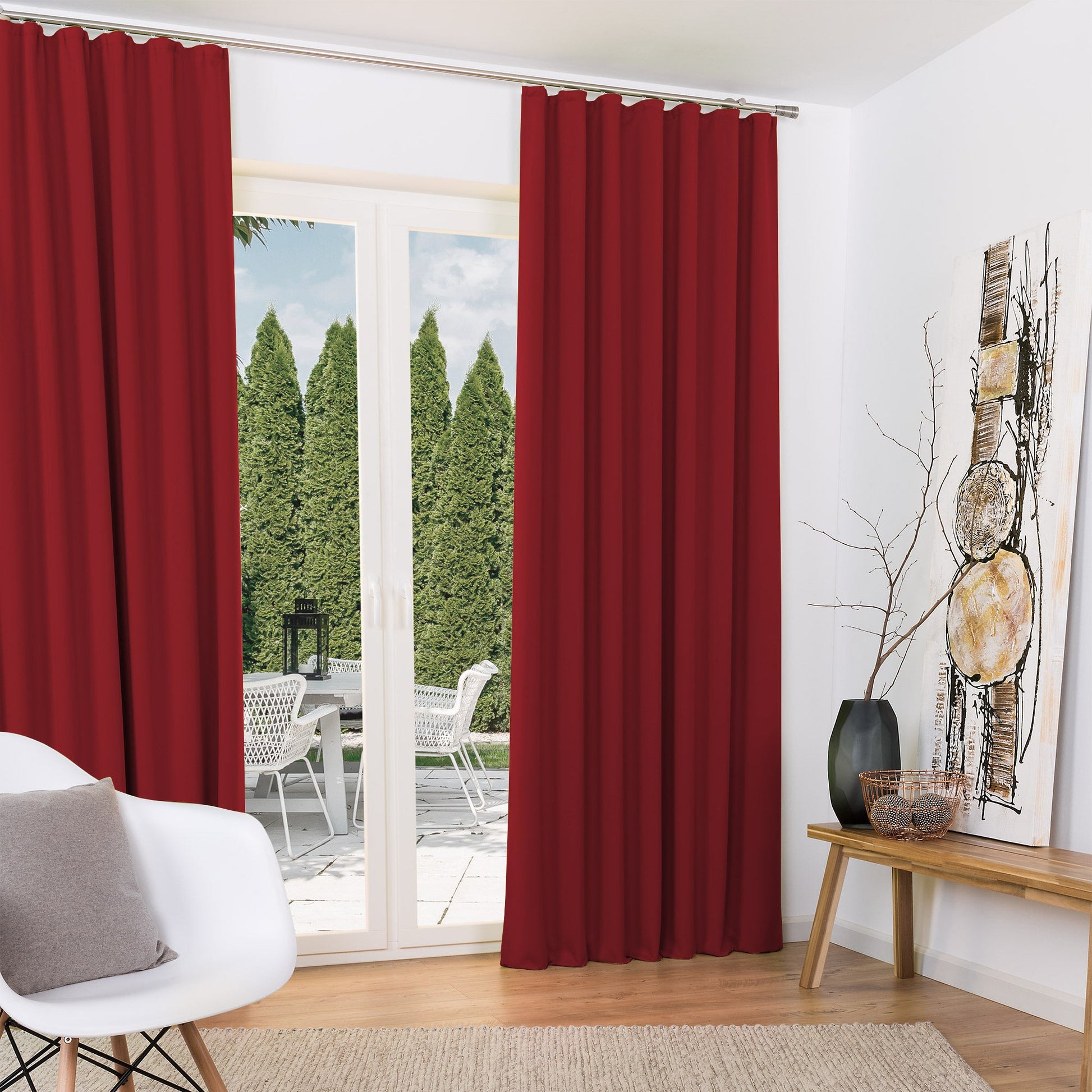 2er Set Beautissu Amelie blackout curtains, red, elegantly draping in a bright room with outdoor garden view.