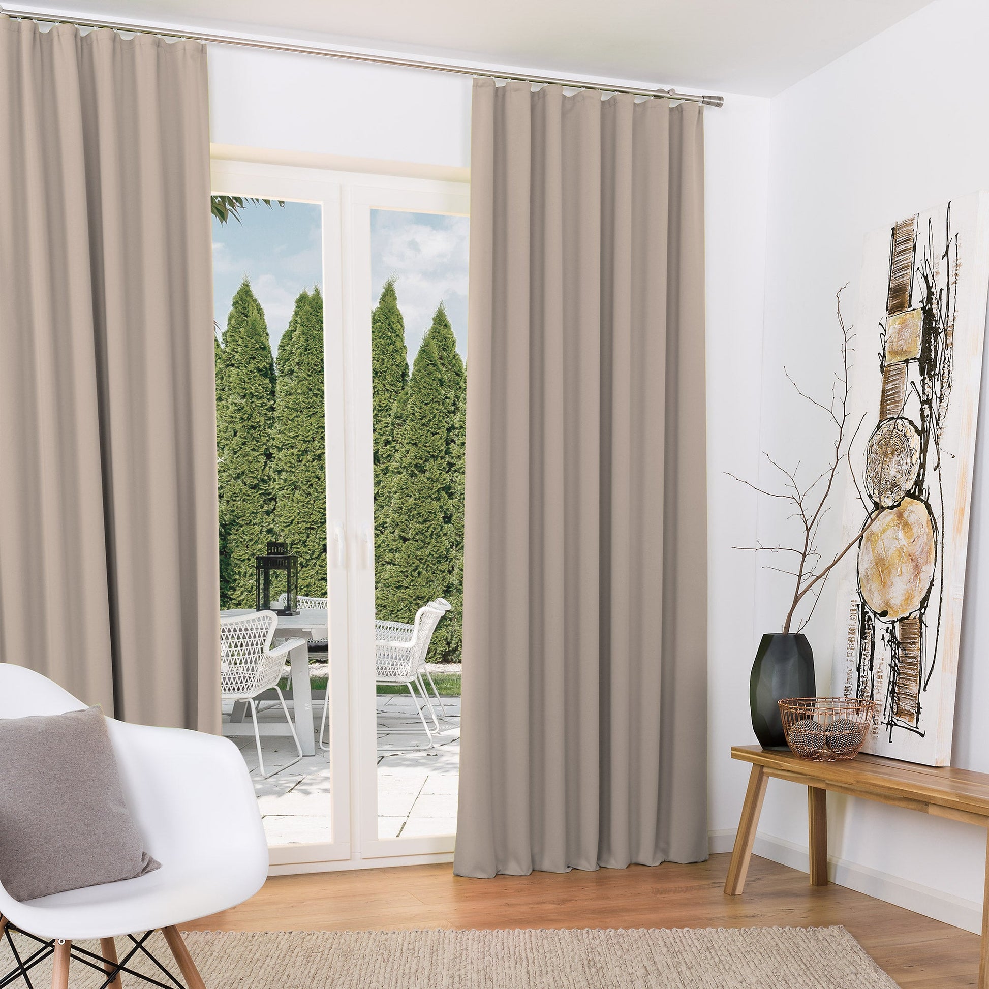 2er Set Beautissu Kräuselband Amelie Blackout Vorhänge in elegantem Design, lichtundurchlässig, beige, im Wohnzimmer.