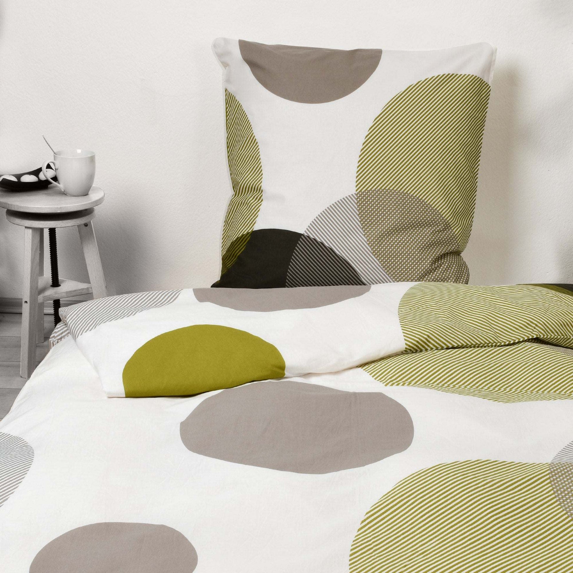 2er Set Bettwäsche Renforcé aus 100% Baumwolle mit Kreisdesign, inklusive 135x200cm Deckenbezug und 80x80cm Kissenbezug.