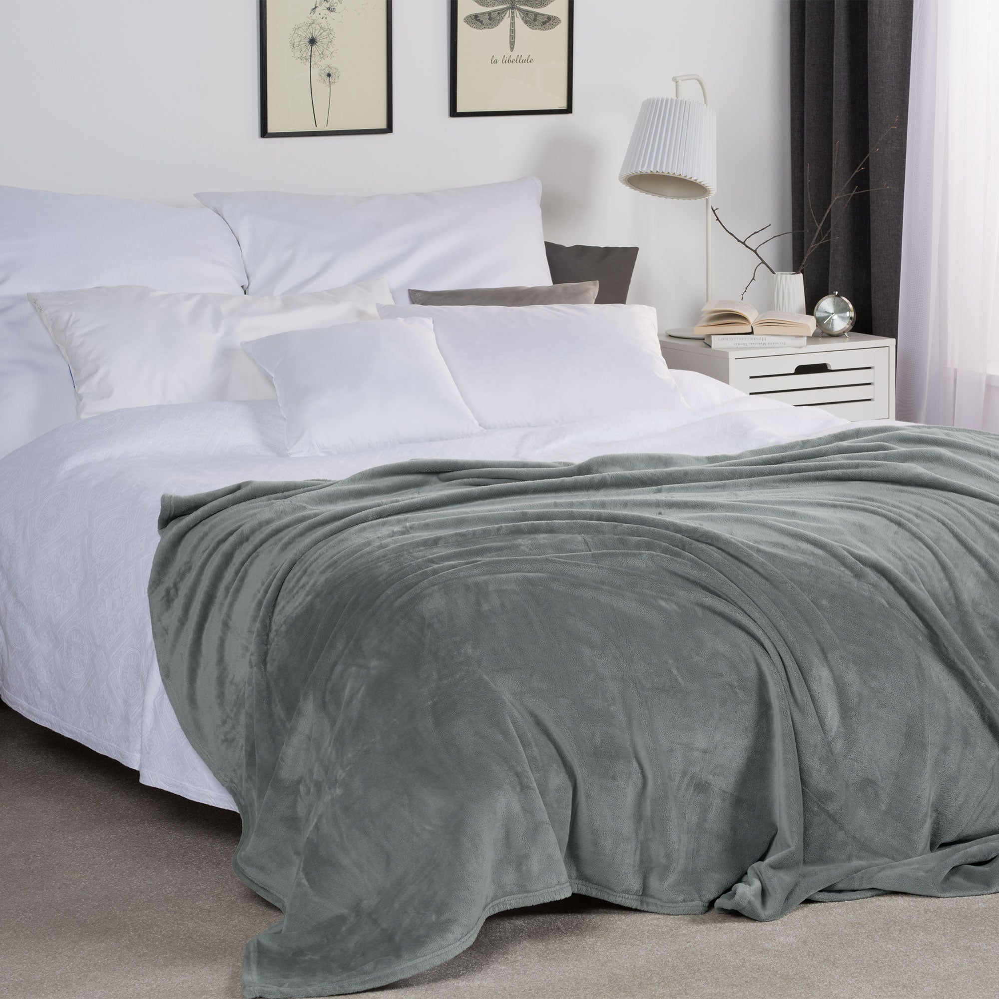 Beautissu XL Tagesdecke Kuscheldecke Aurelia 150x200cm in elegantem Design auf Bett drapiert.