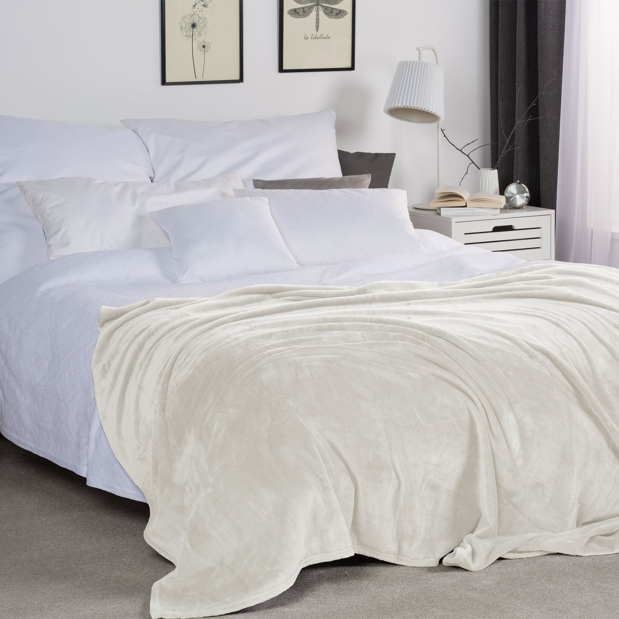 Beautissu XXL Tagesdecke Kuscheldecke Aurelia 220x240cm in elegantem Beige auf Bett liegend.