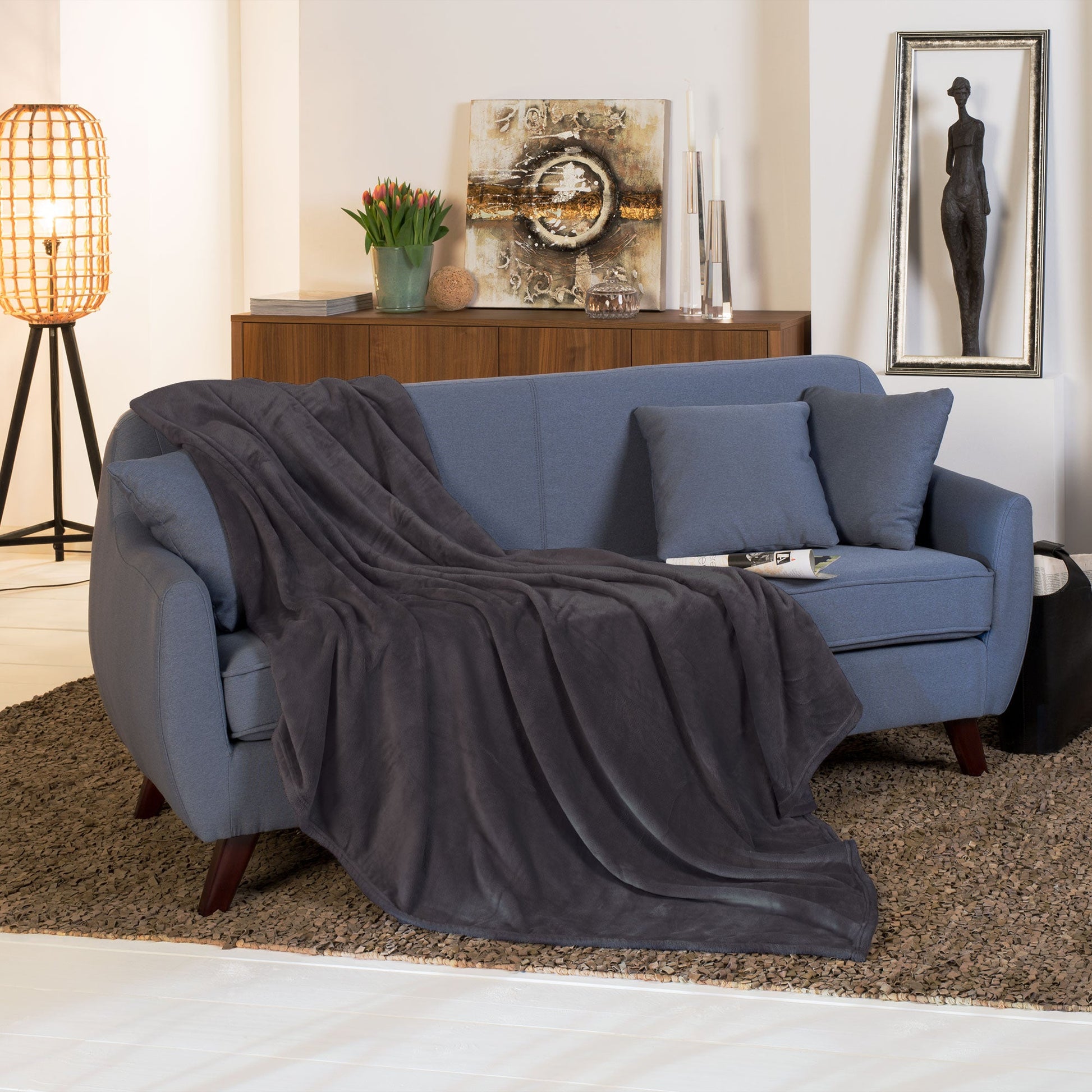 Beautissu XXL Kuscheldecke Aurelia 220x240cm in Coral-Fleece auf Sofa drapiert.