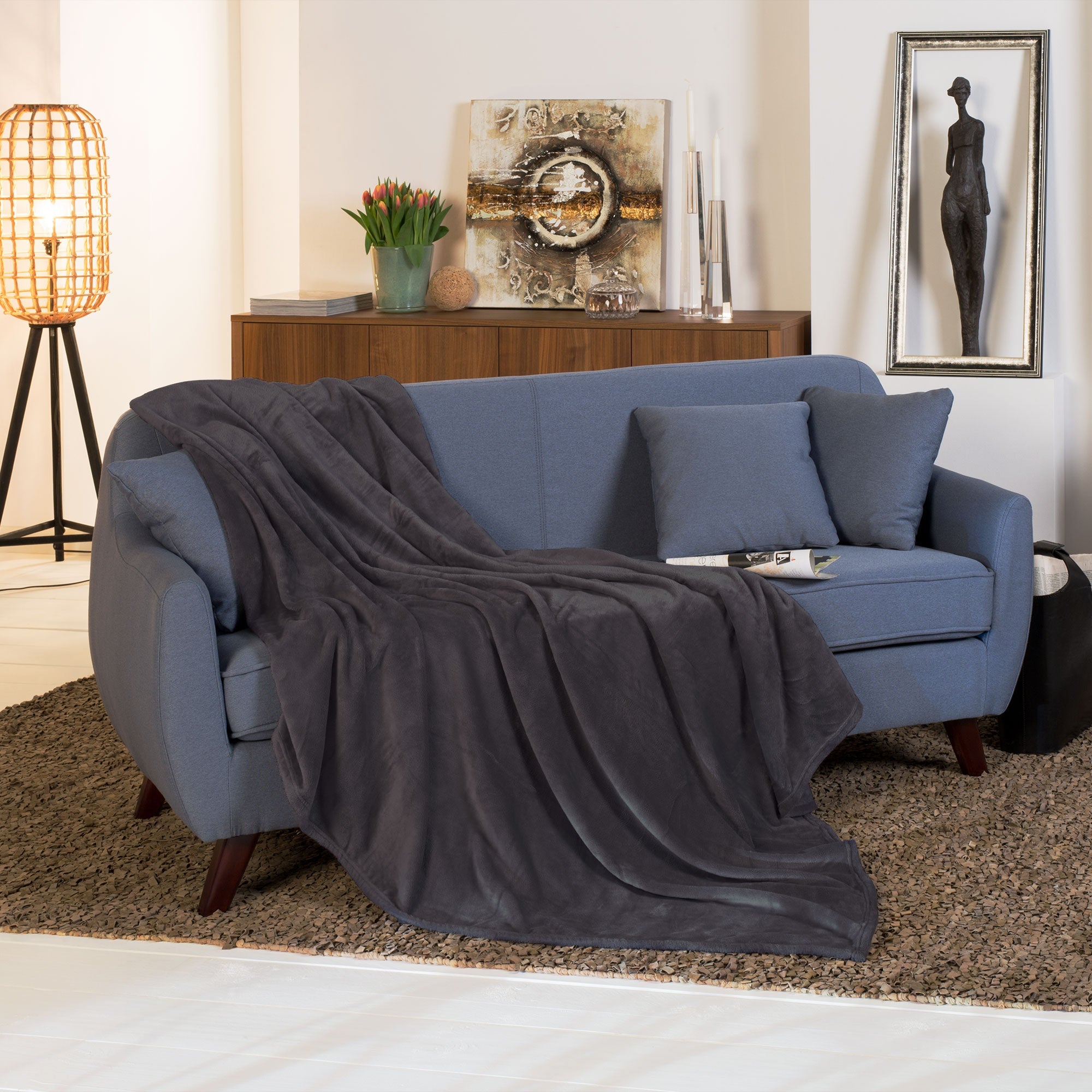 Beautissu XXL Kuscheldecke Aurelia 220x240cm in Coral-Fleece auf Sofa drapiert.