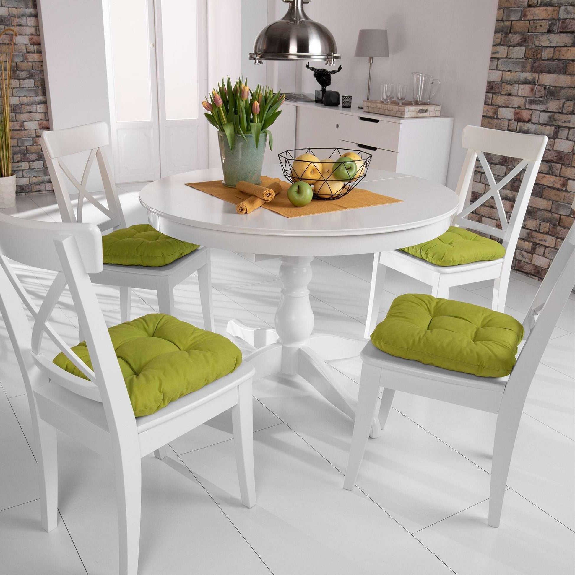 4er Set Beautissu Lisa Stuhlkissen in modernem Esszimmer dekoriert auf weißen Stühlen.