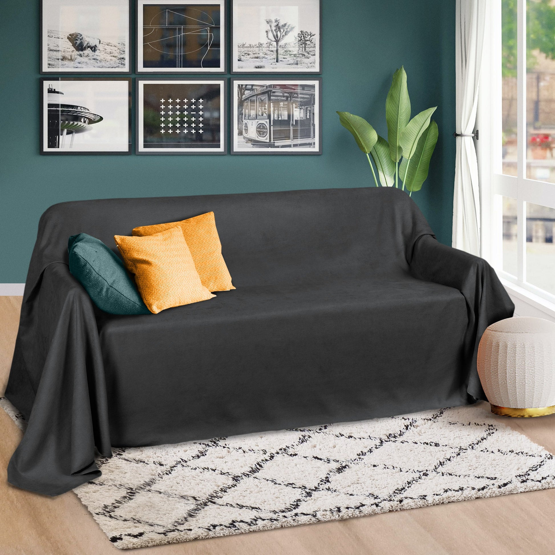 Beautissu Tagesdecke Romantica in Wildlederoptik auf Sofa, 210x280 cm, gemütliches Wohnzimmerambiente.