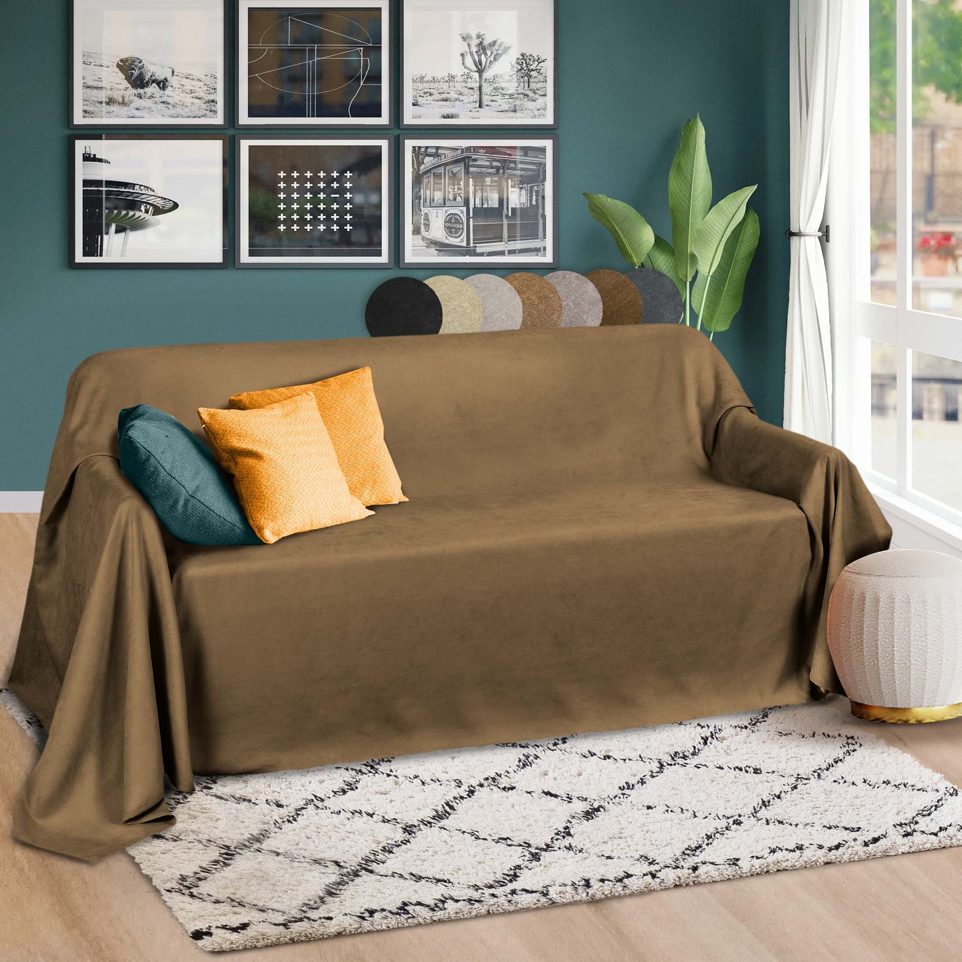 Beautissu Tagesdecke Sofaüberwurf Romantica in Wildlederoptik, 210x280cm, dekoriert auf Sofa.