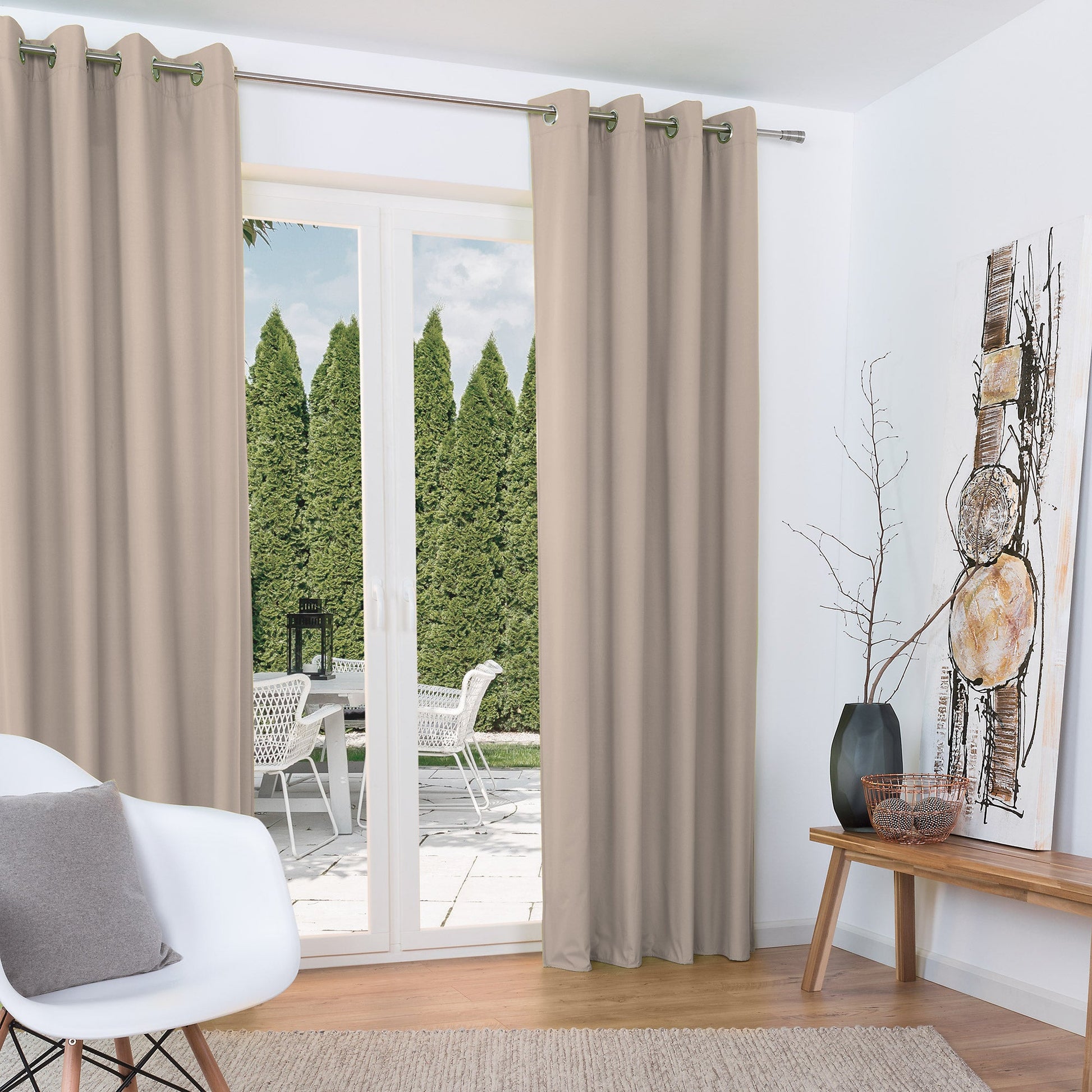 Beautissu Ösenschal Amelie thermo curtains in modern living room, beige color, with garden view.