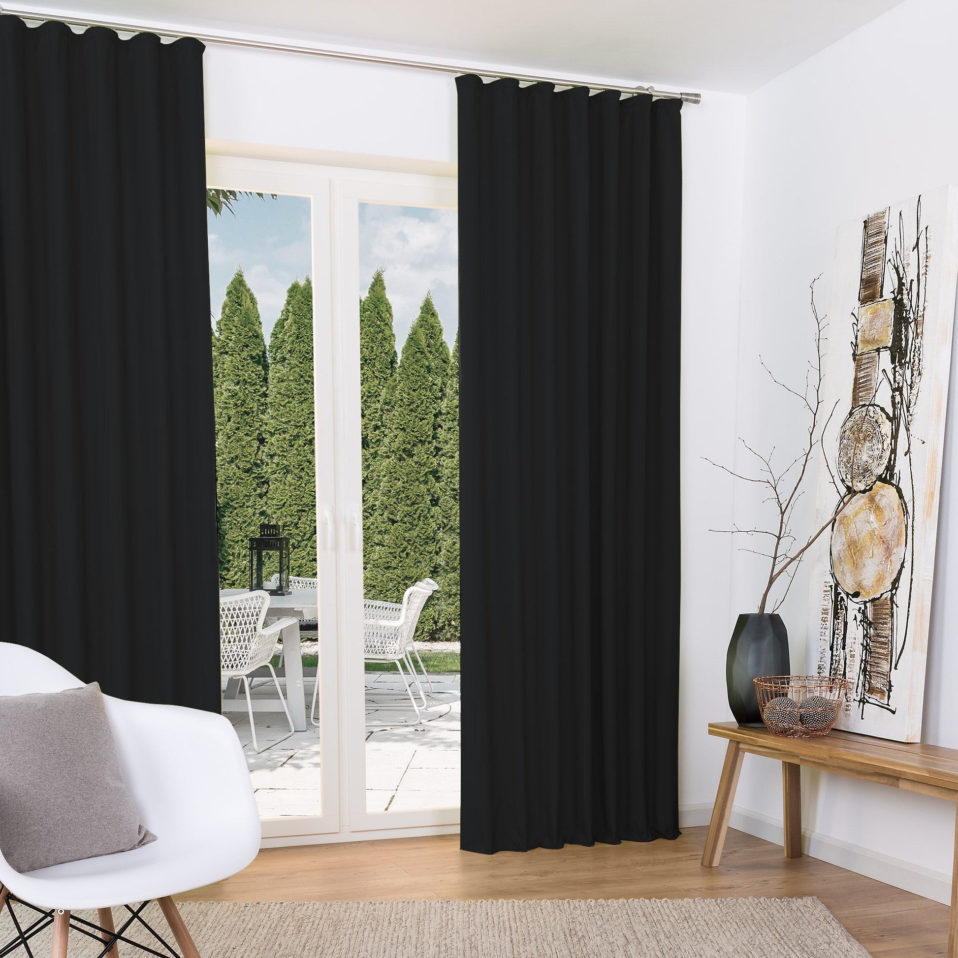 2er Set Beautissu Kräuselband Amelie Thermo Vorhänge in elegantem Design, hängend in einem modernen Wohnzimmer, bietet Wärme- und Kälteschutz sowie Lichtundurchlässigkeit.
