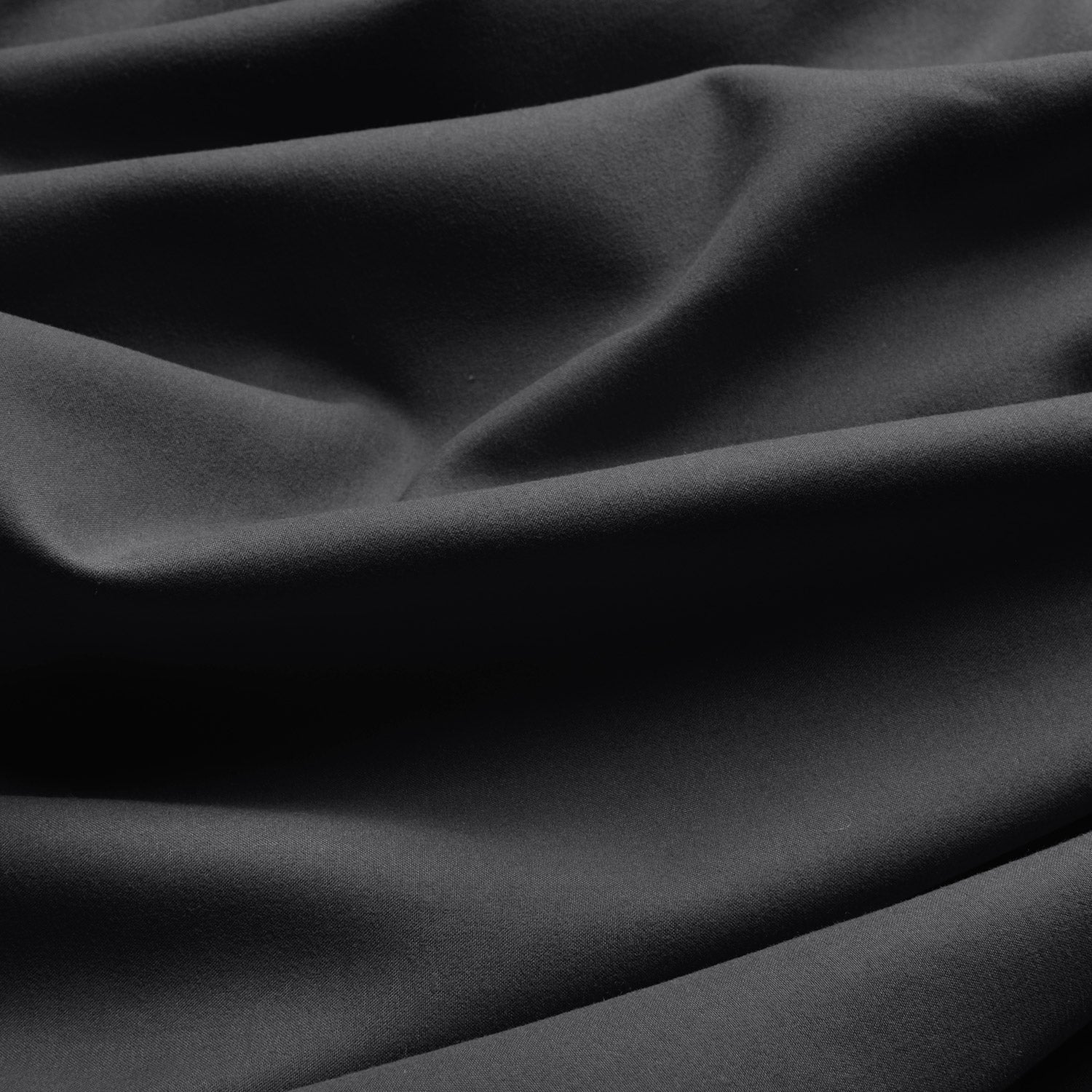 Beautissu Kräuselband Amelie Thermo Vorhang in elegantem Stoff mit weichem Faltenwurf.