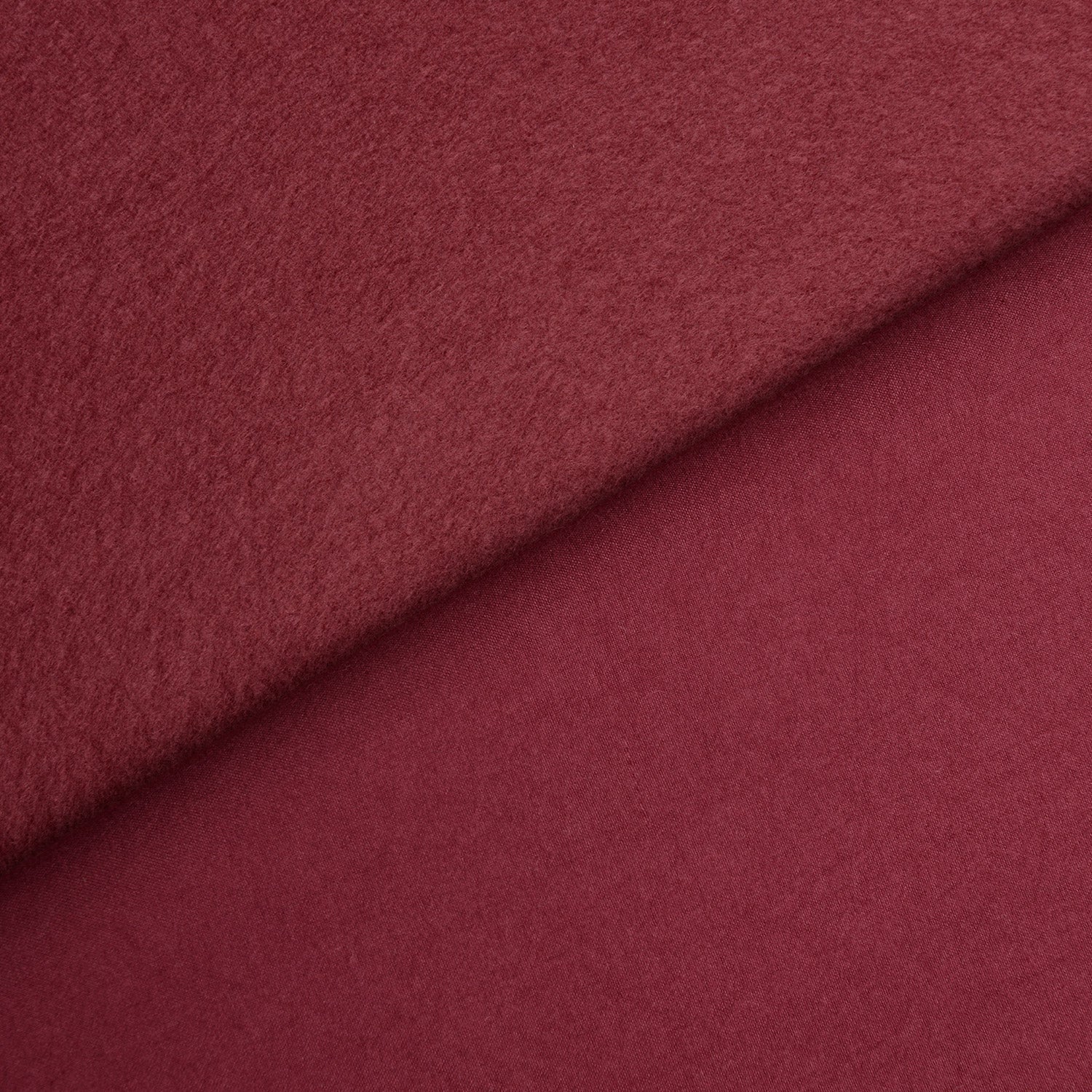 Beautissu Kräuselband Amelie Thermo Vorhänge in burgundy color, close-up of the fleece-lined fabric for insulation and UV resistance.