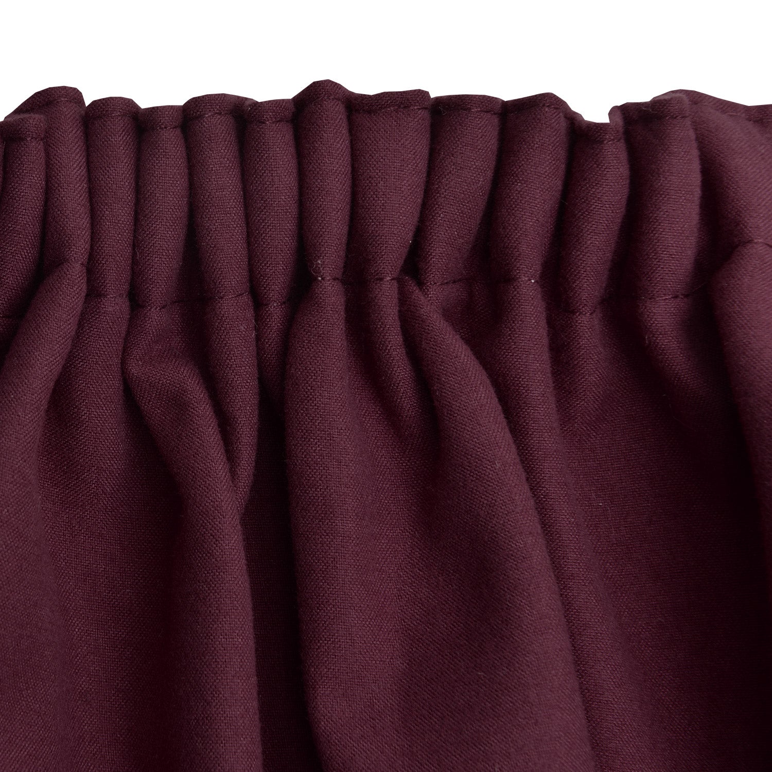 Thermo curtains with pleated header featuring Beautissu Kräuselband Amelie design in deep burgundy.