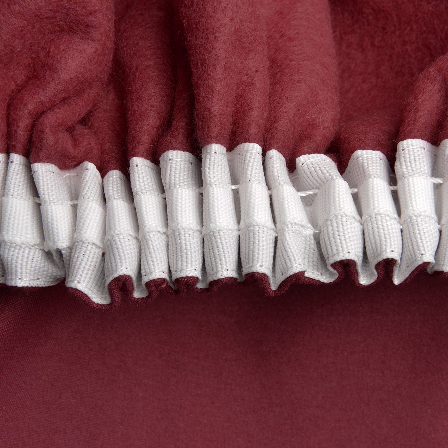 Beautissu Kräuselband Amelie Thermo Vorhang in rot, detail view of universal band.